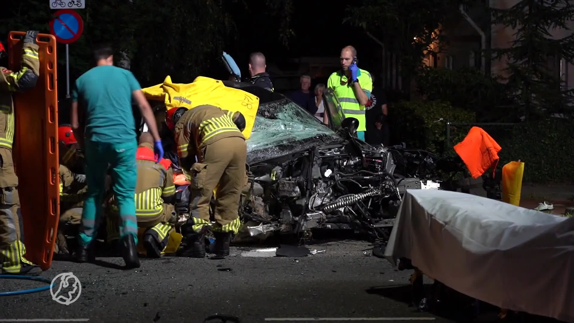 Motorblok uit auto geslingerd na botsing tegen boom in Goirle