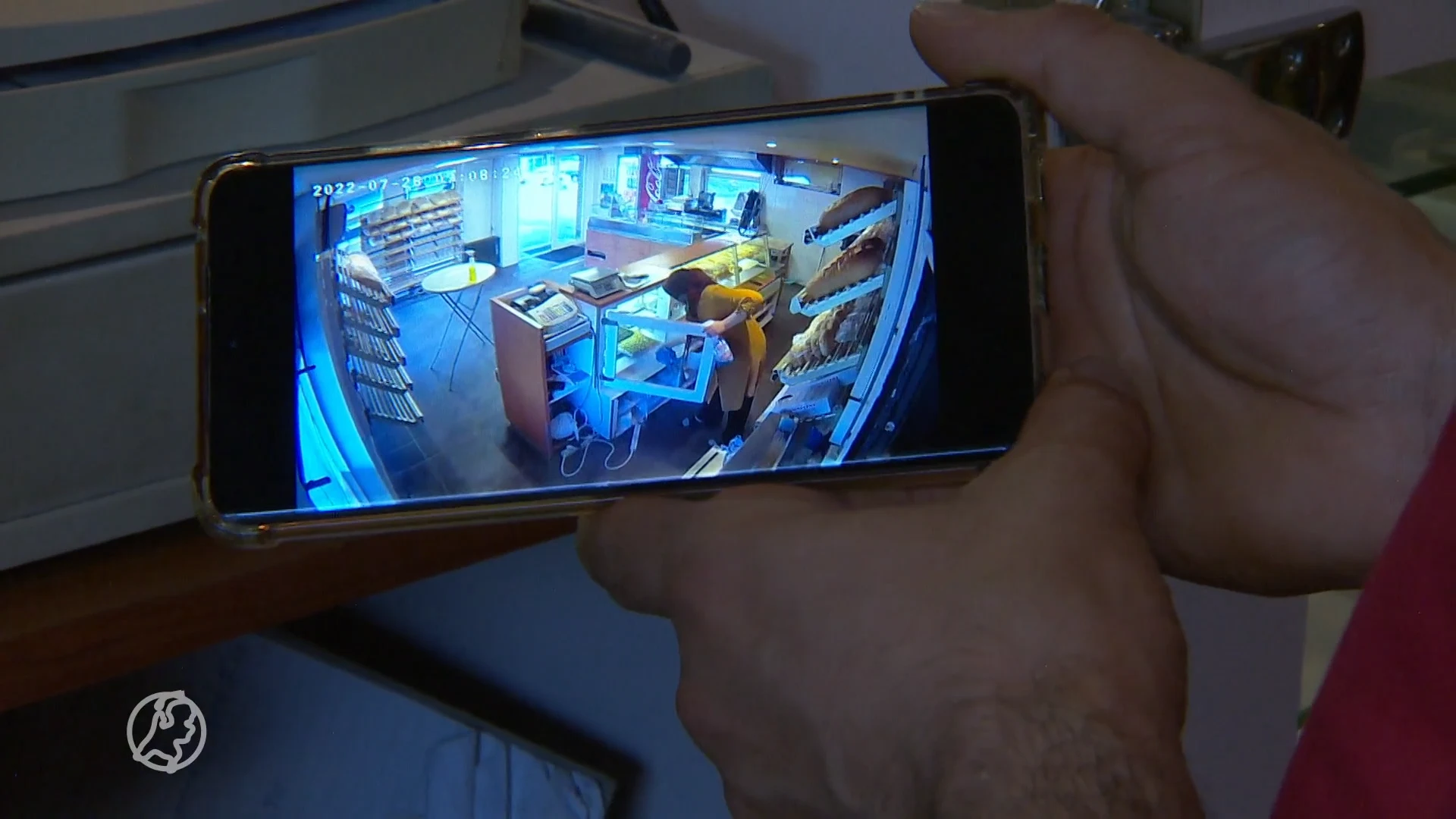 Latife werkt met mes bewapende overvaller met theedoek de zaak uit