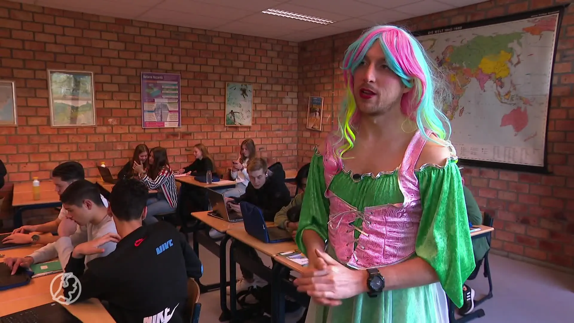 Tiktokkende docent hijst zich in prinsessenjurk voor Giro555: 'Hij had zijn benen wel mogen scheren'