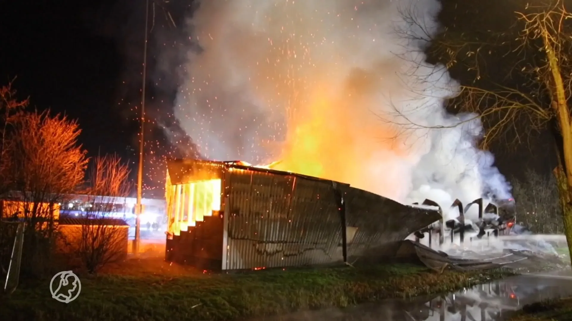 Vuurzee verwoest historische voetbaltribune in Berkel en Rode...