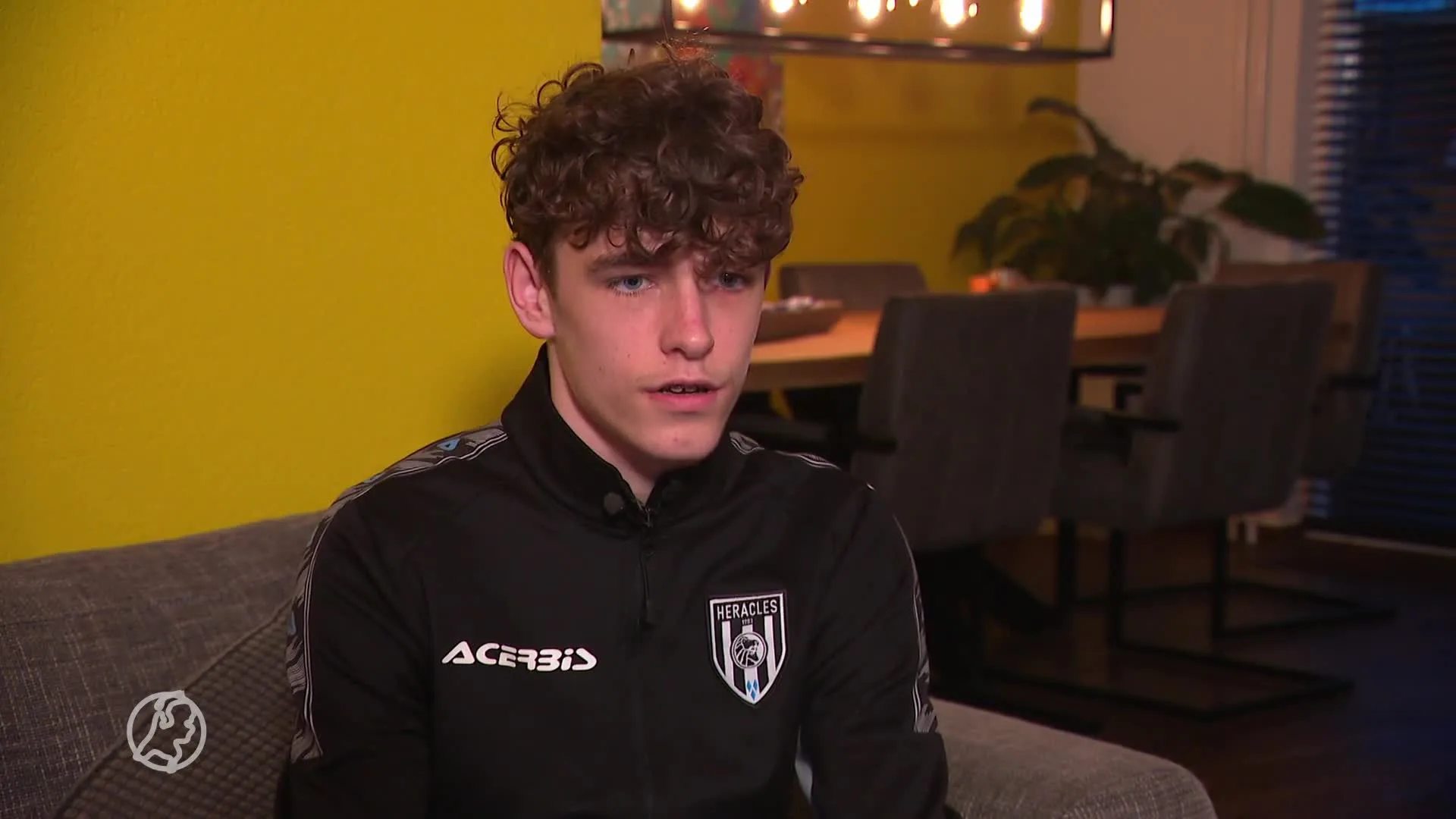 FC Twente-supporters bekogelen bussen Heracles-fans