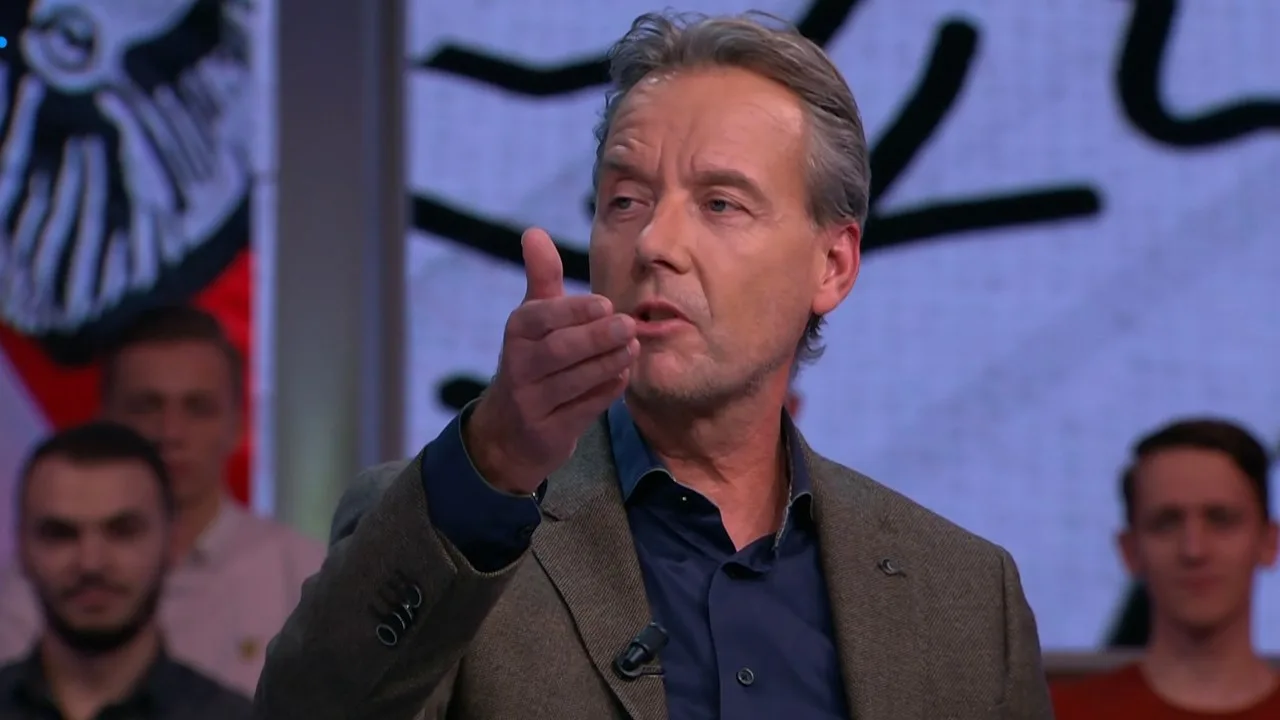 Valentijn adviseert Overmars: 'Je staat gewoon naast een moordenaar!'