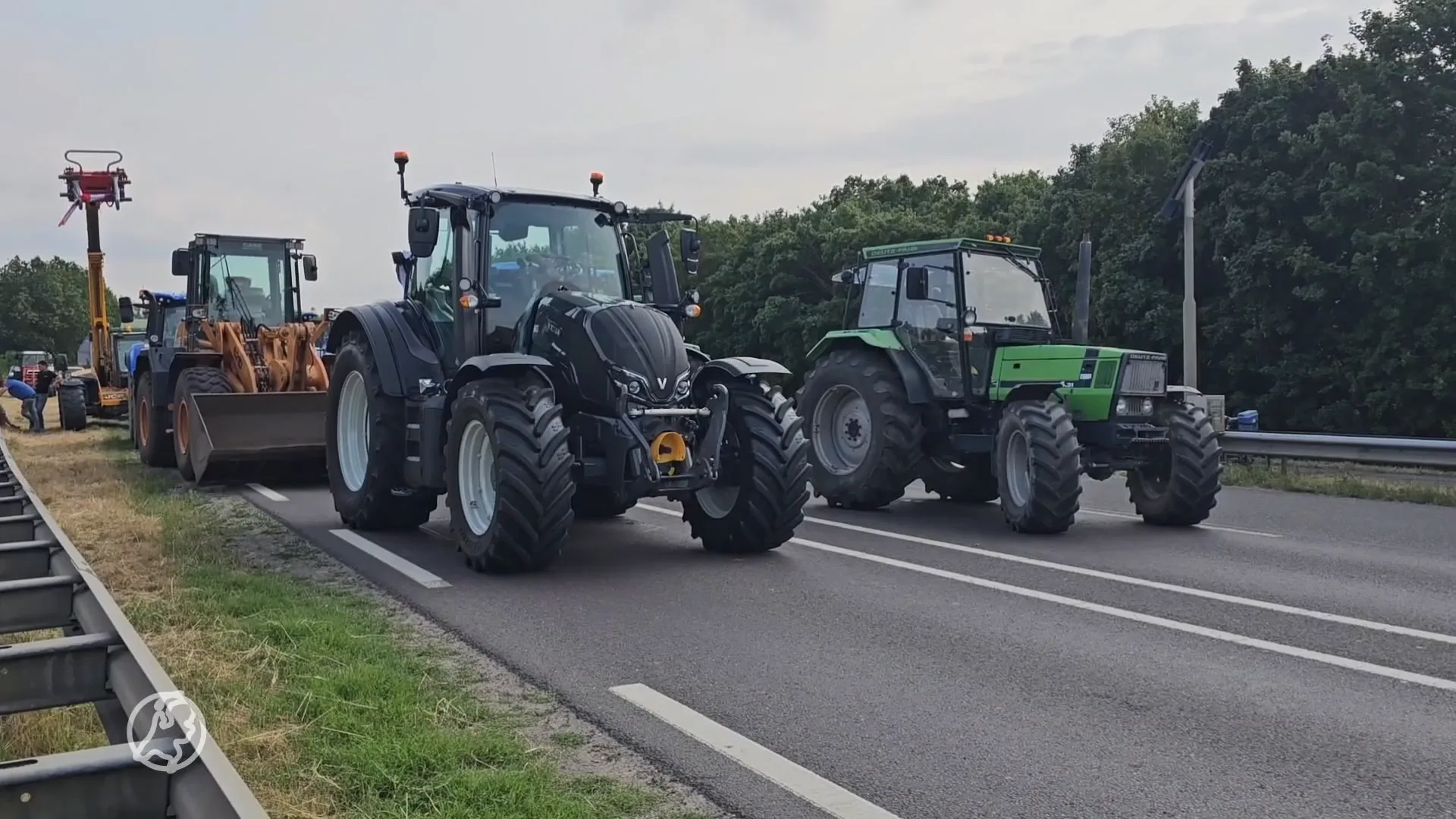 Boeren blokkeren snelweg met trekkers