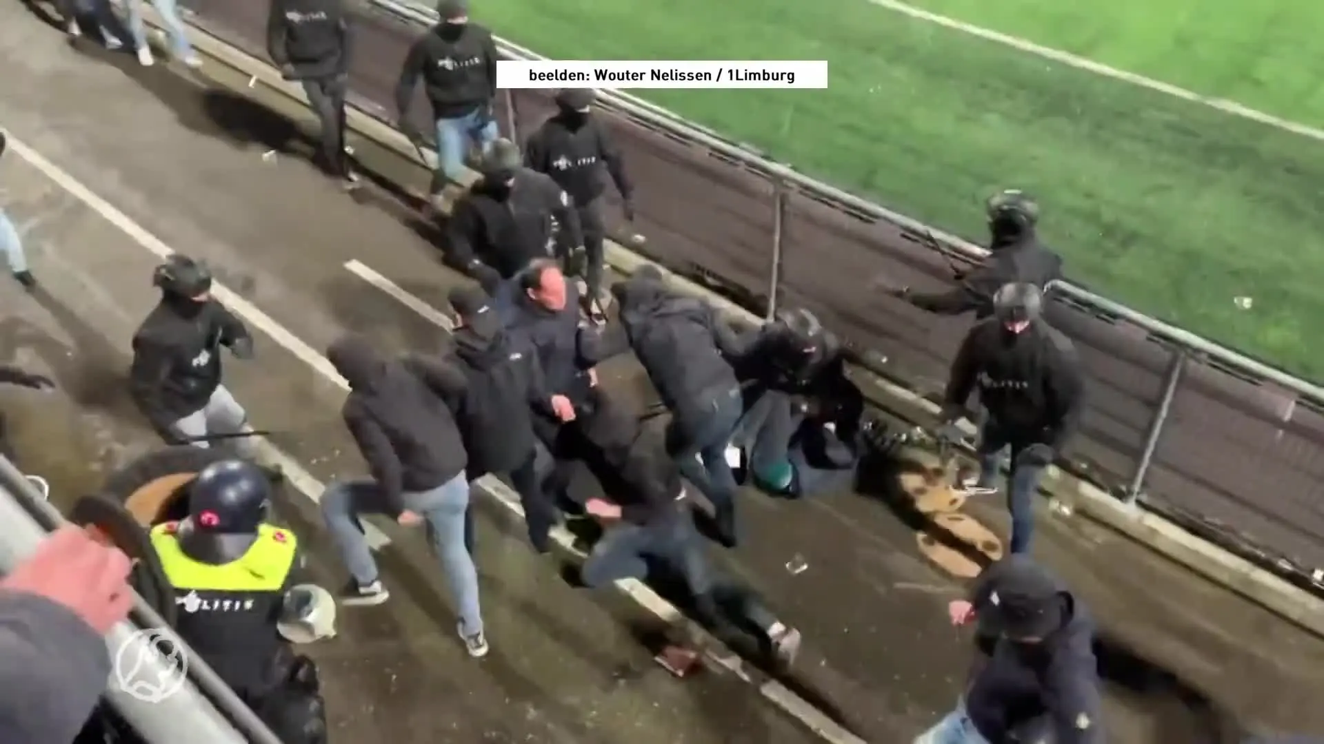 ME grijpt massaal in bij duel MVV - Roda JC na vuurwerk op veld