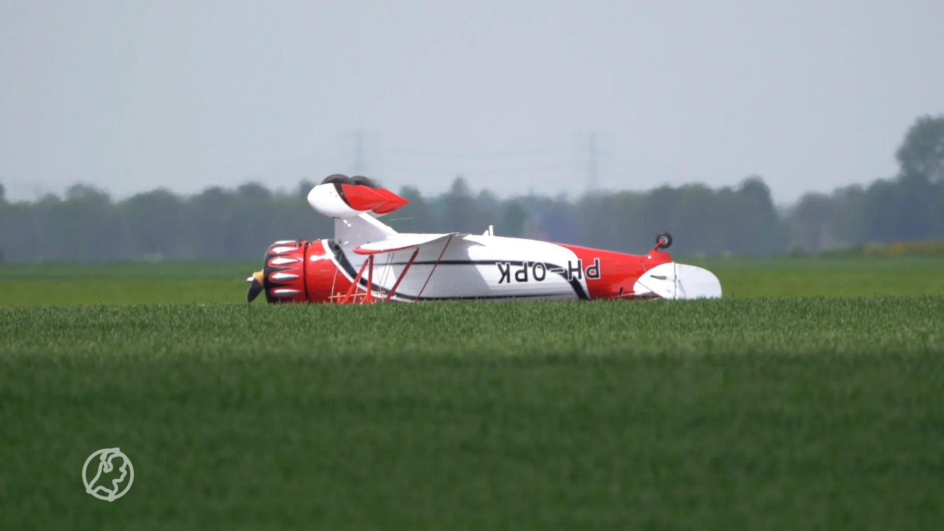 Vliegtuigje stort neer en komt omgekeerd terecht op vliegveld in Groningen