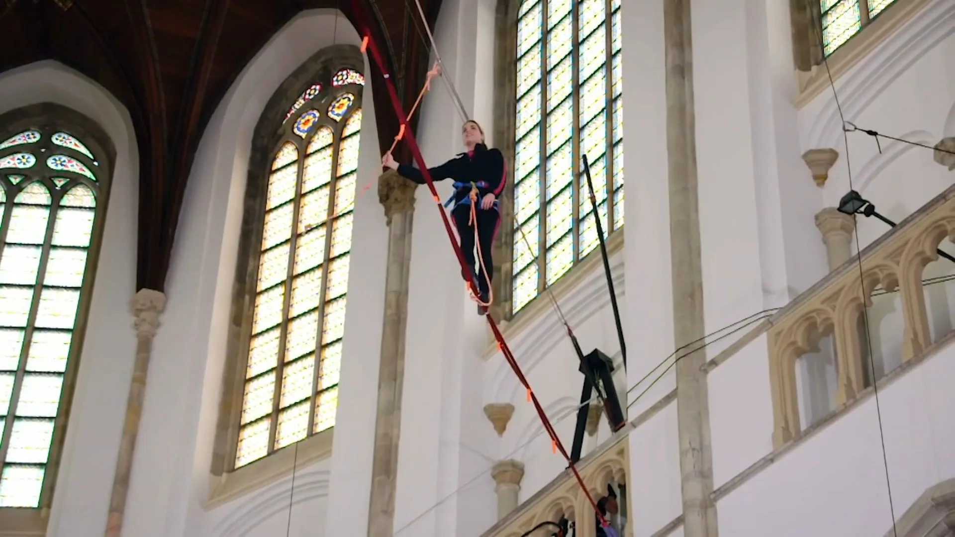 Wie haalt er moeiteloos de overkant van de kerk?