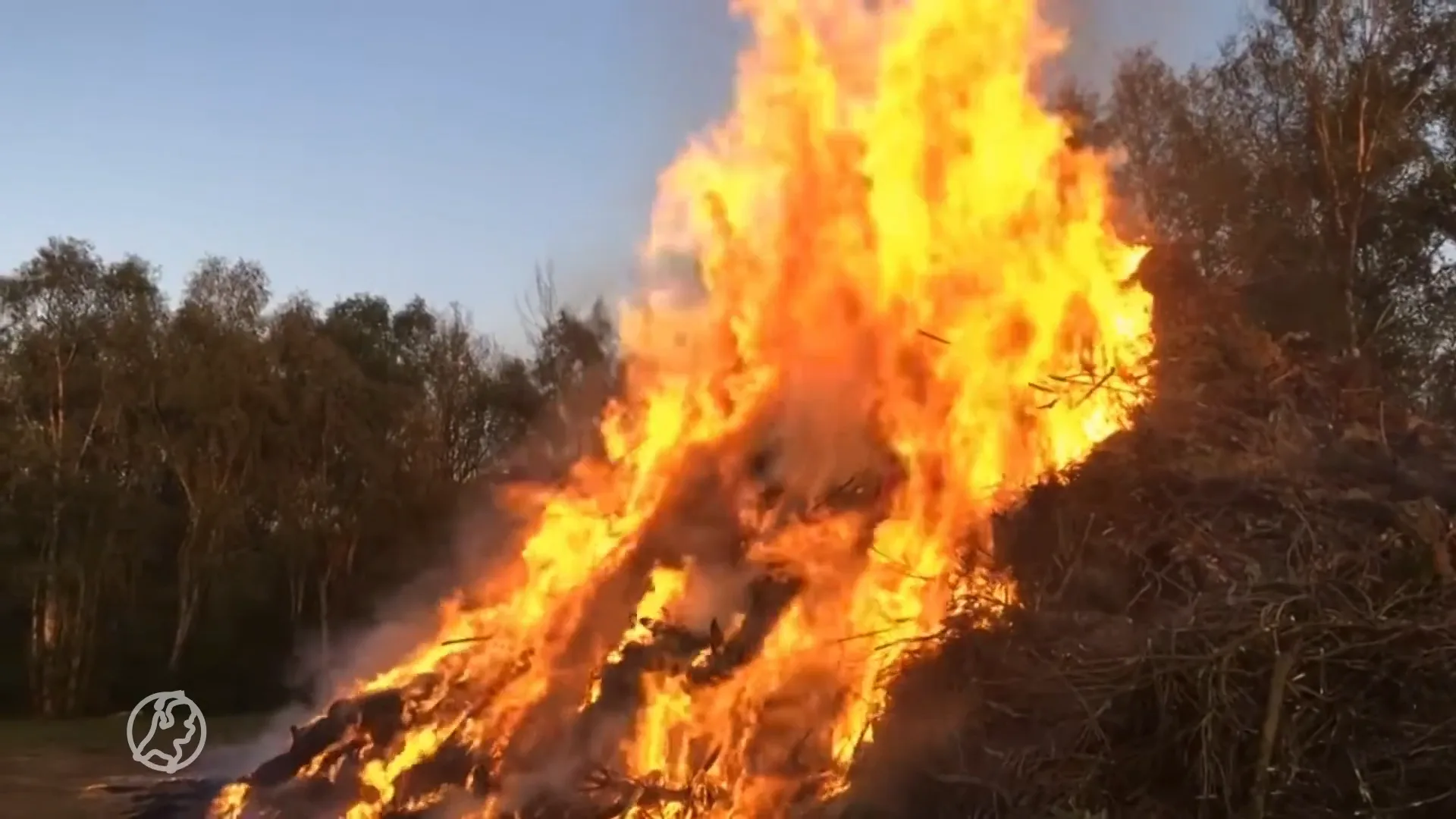 Nóg het einde van een traditie: paasvuur genekt door nog strengere regels?