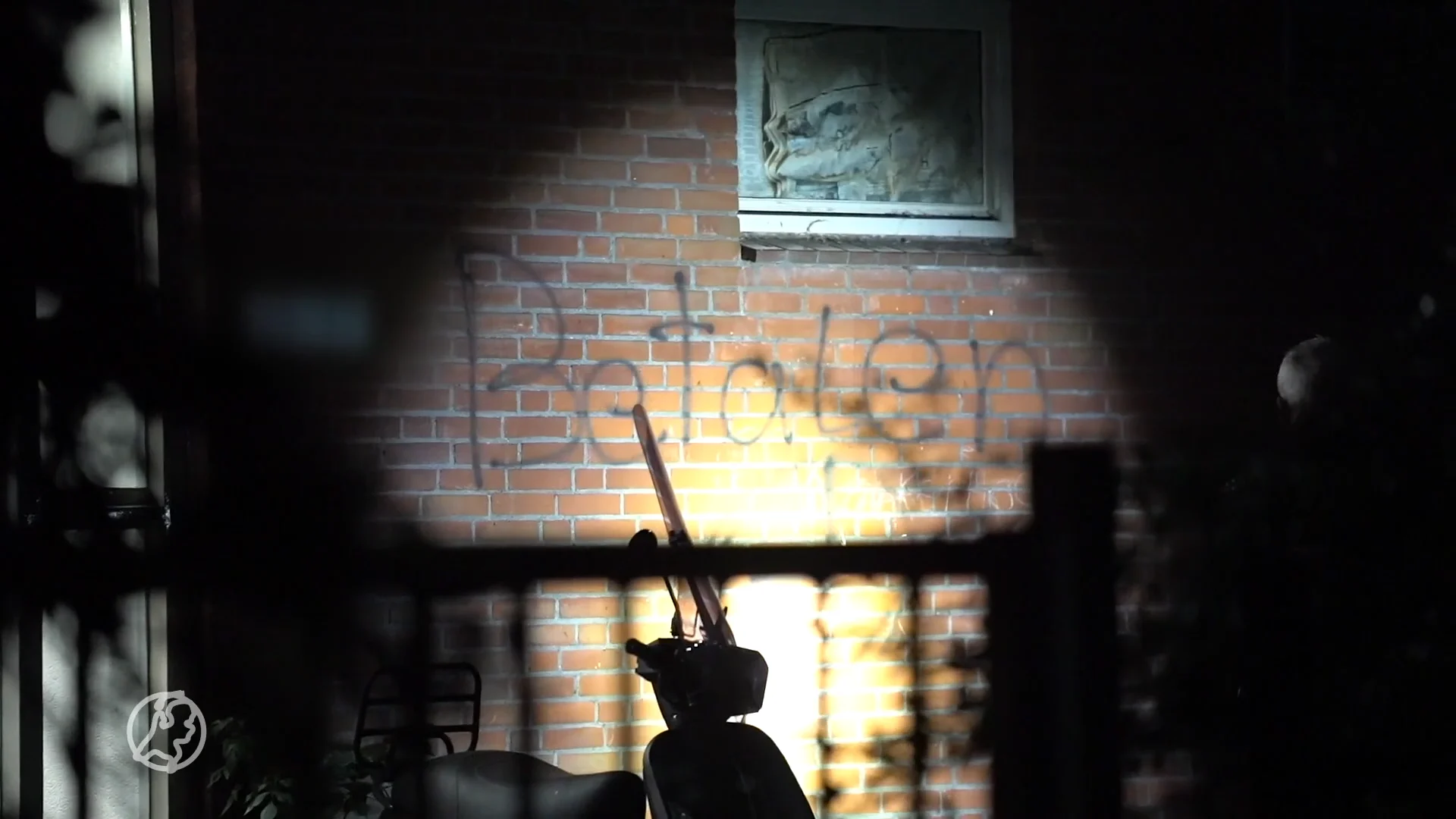 Explosie bij portiekwoningen in Rotterdam, 'betalen' op de muur geschreven