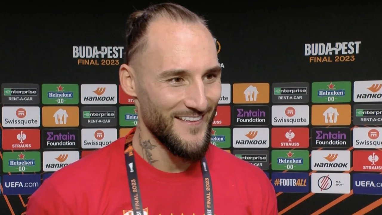 Gudelj wint Europa League met Sevilla na lastig jaar: 'Dit is wel heel mooi'