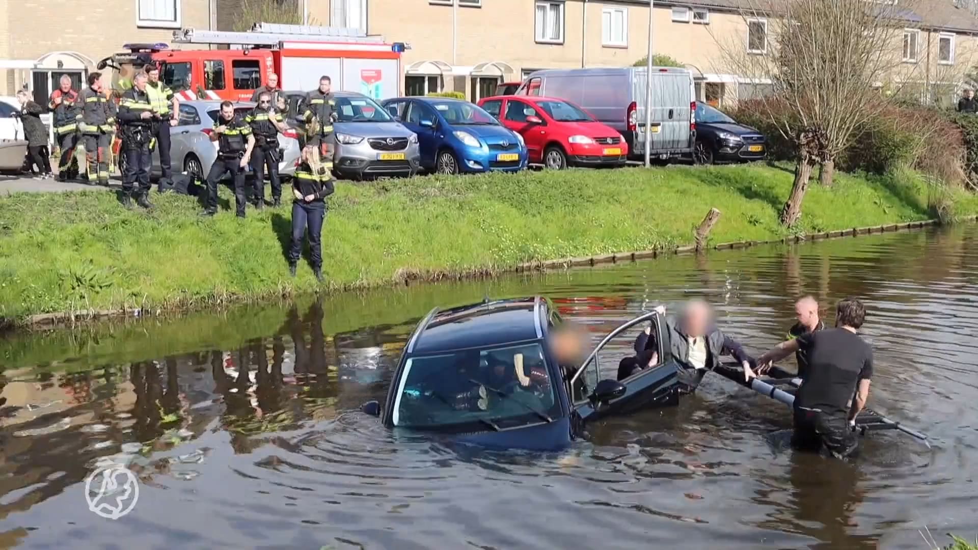 Agent en buurtbewoner redden ouderen uit te water geraakte auto