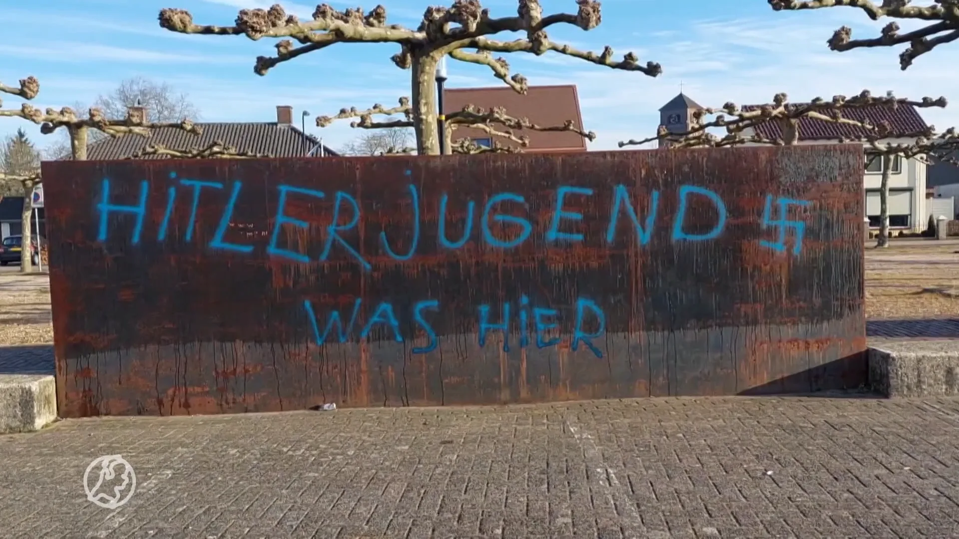 'Hitlerjugend' bekladt verkiezingsposters met hakenkruizen