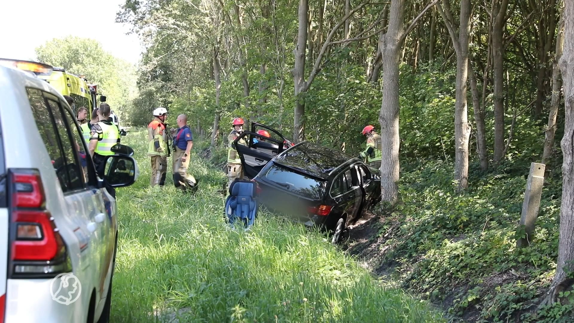 Twee gewonden als auto van snelweg schiet bij Bergen op Zoom