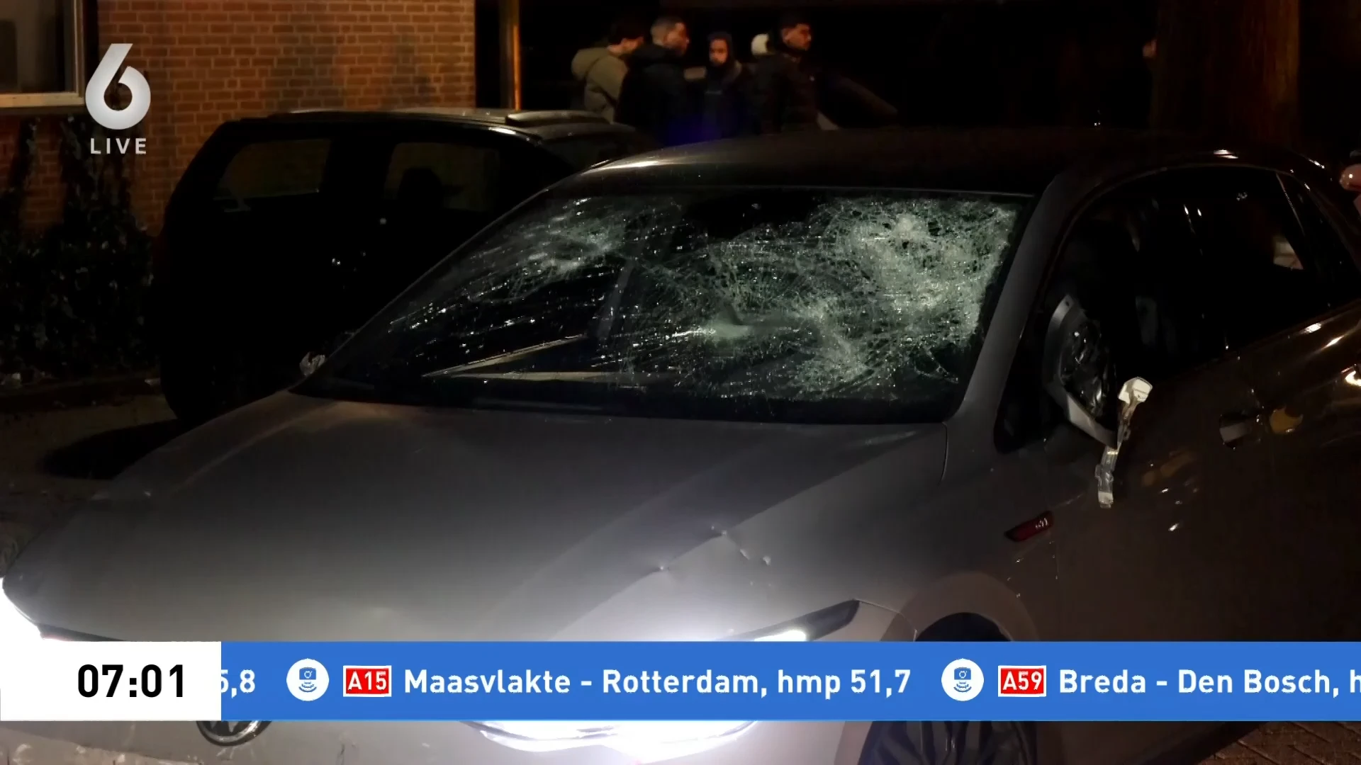 Drie zwaargewonden na mishandeling op straat, auto met ijzeren pijp gesloopt