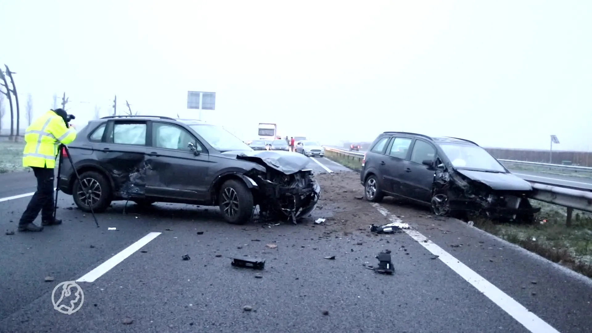 Meerdere gewonden bij ongeluk op A15 bij Dodewaard, politie zoek 'moeilijk lopende man'