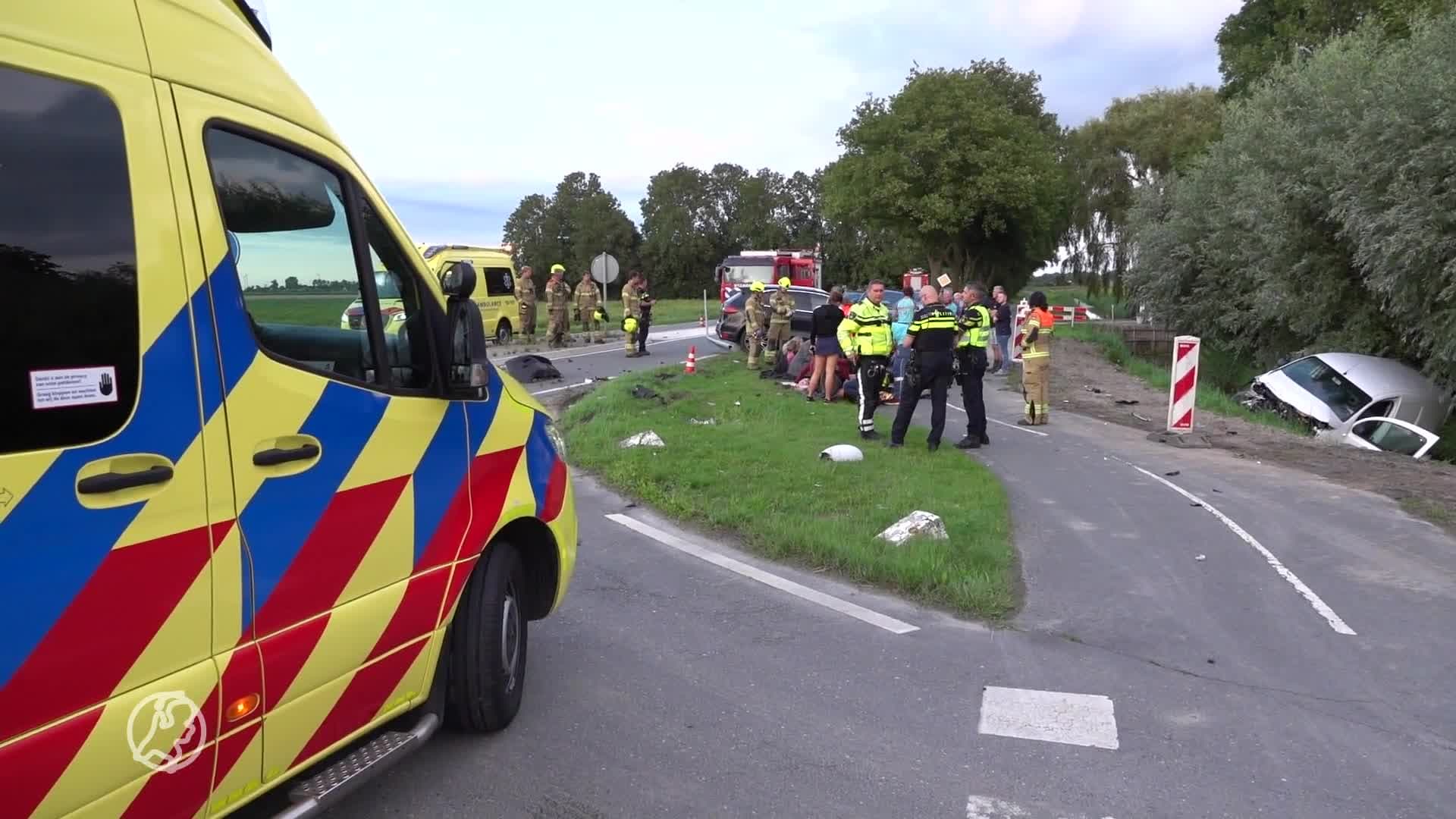 Zes gewonden na botsing tussen bestelwagen en dure auto