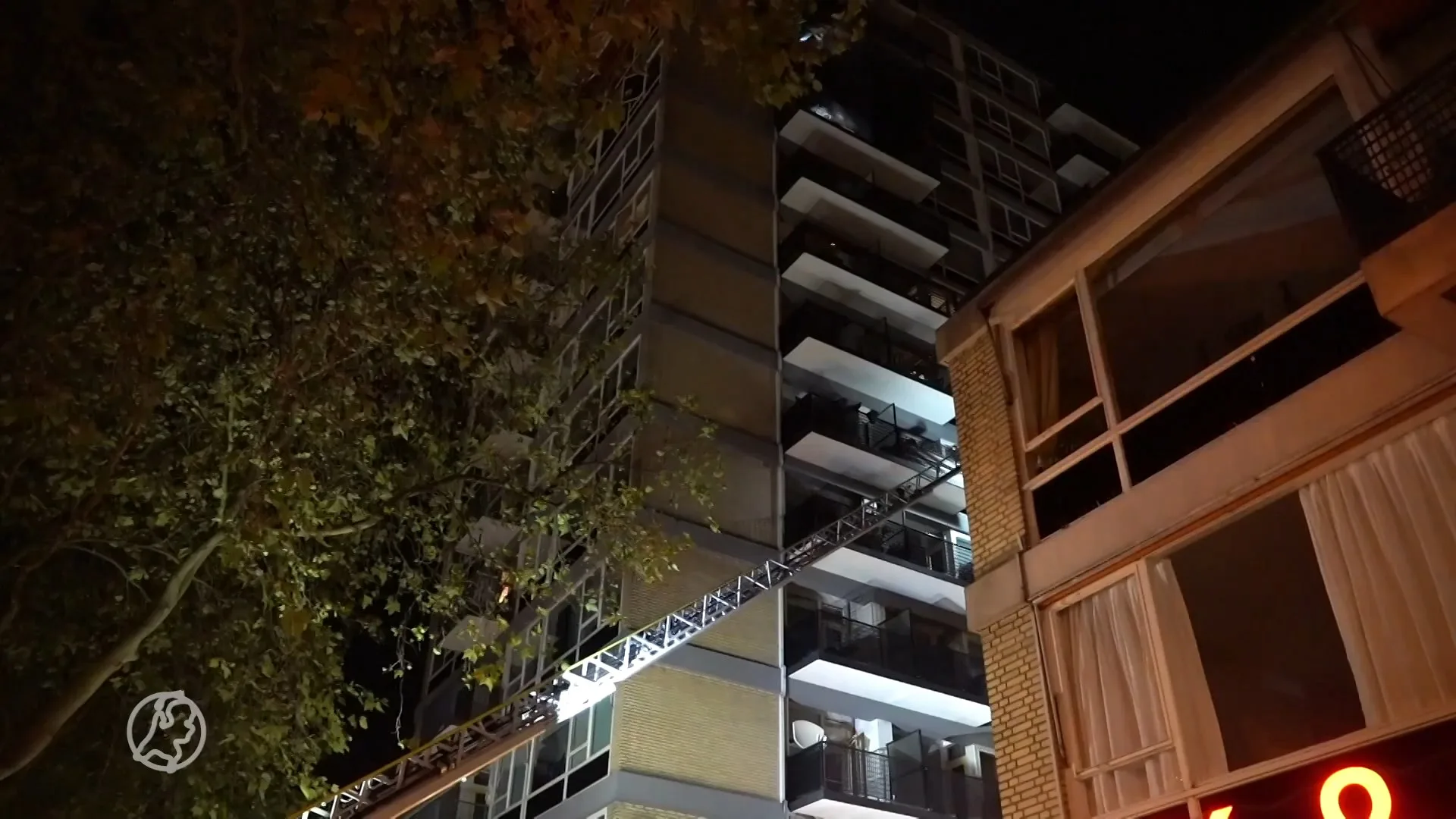 Tientallen bewoners geëvacueerd bij uitslaande flatbrand in R...