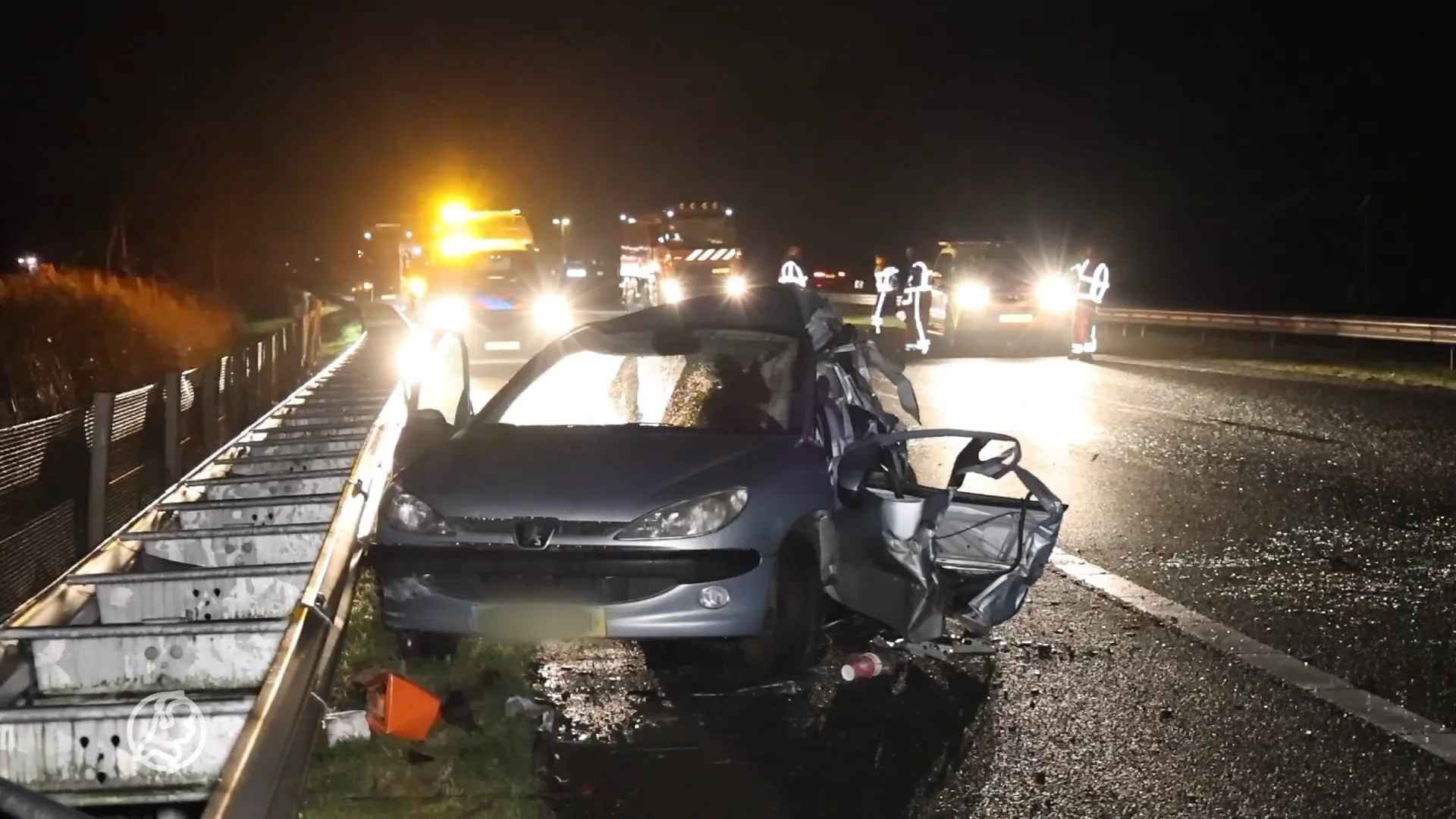 Vrachtwagen met fruit kantelt op A6, ernstig ongeluk met zwaargewonden in file erachter