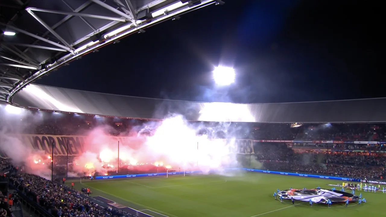Volop vuurwerk in De Kuip bij opkomst van spelers Feyenoord en Lazio