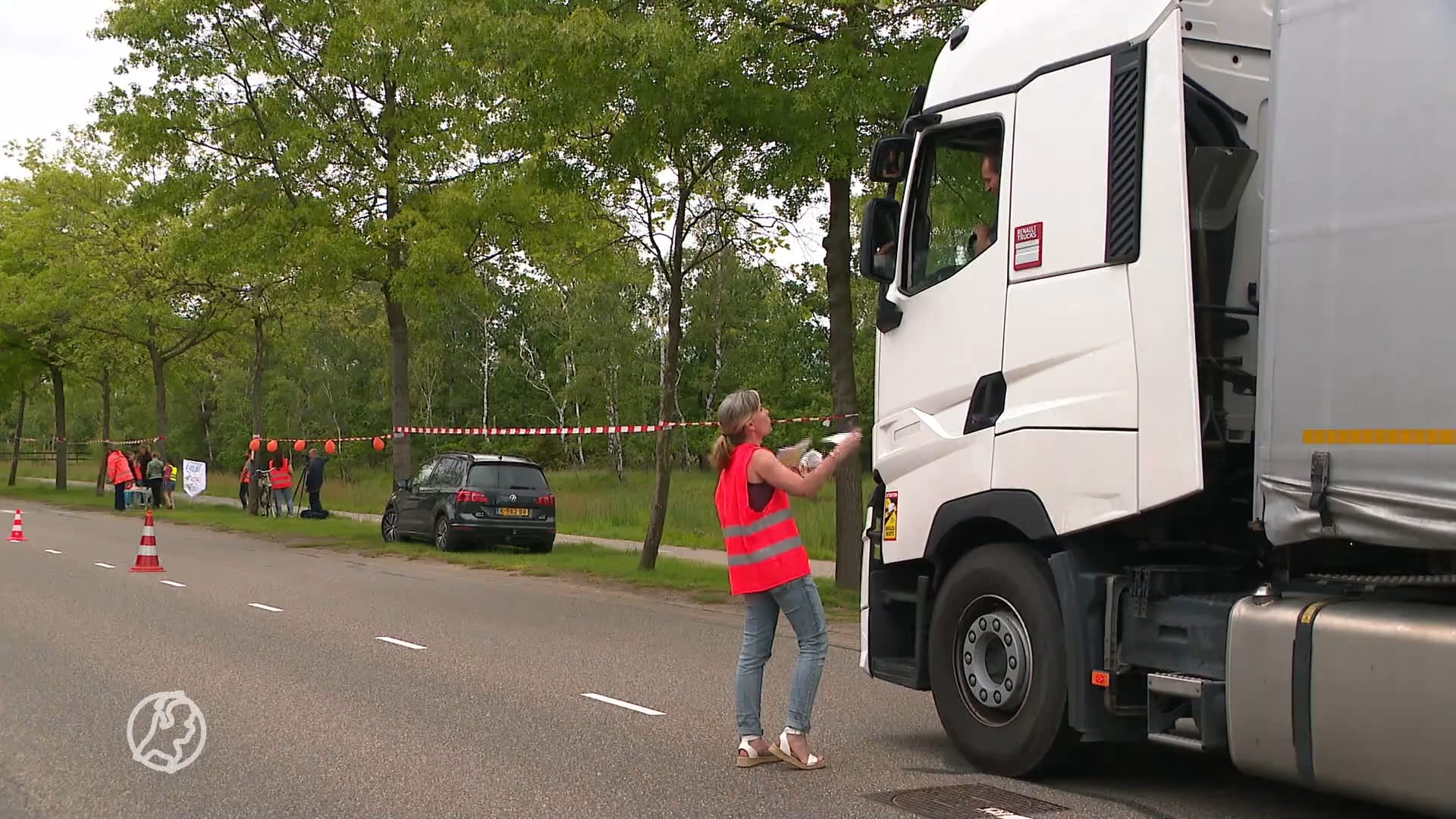Honderden vrachtwagens door de straat: inwoners Budel worden er gillend gek van