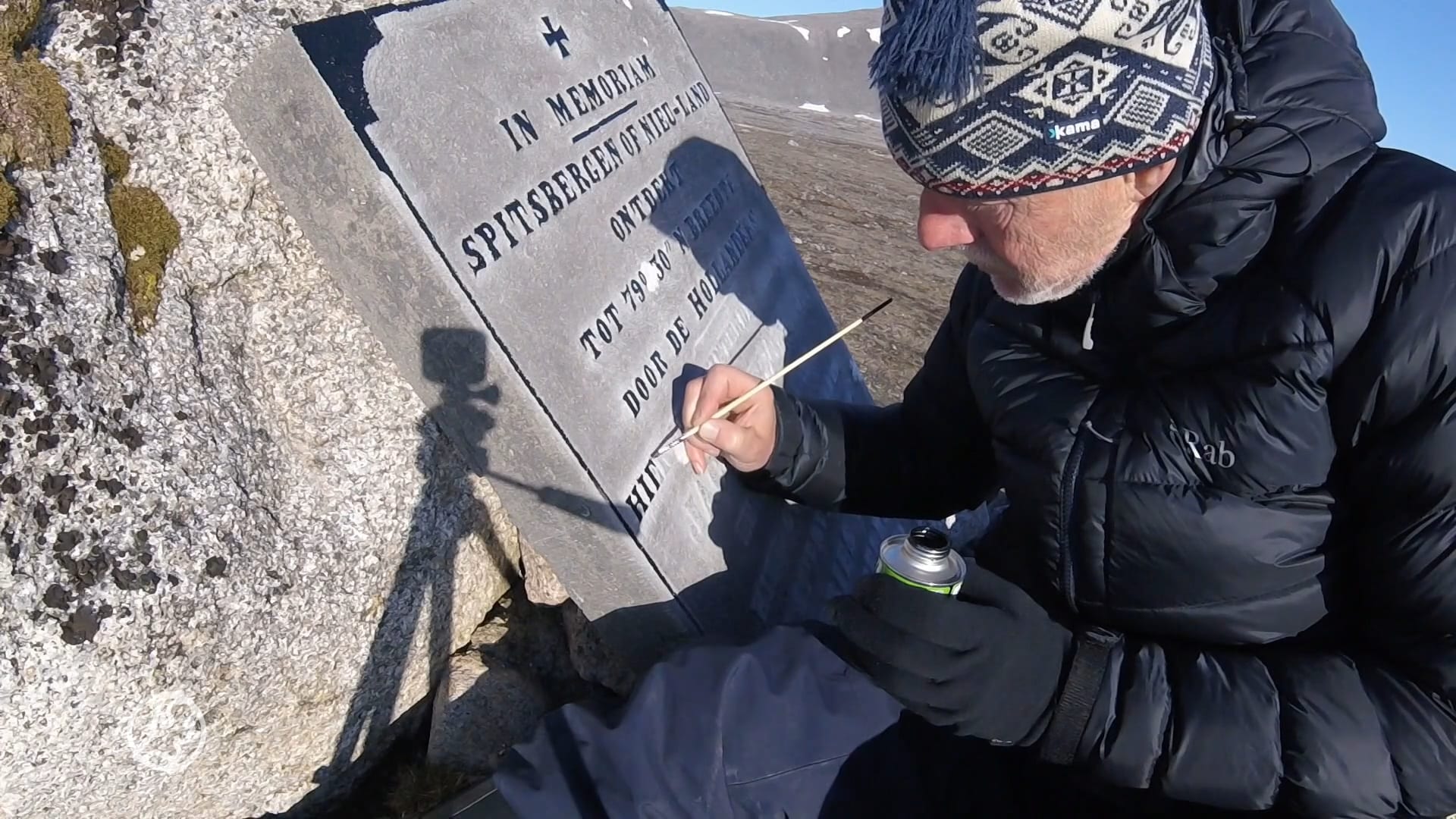 In de voetsporen van de voorvaderen én ijsberen: Erik en zijn zoon herstellen poolmonument