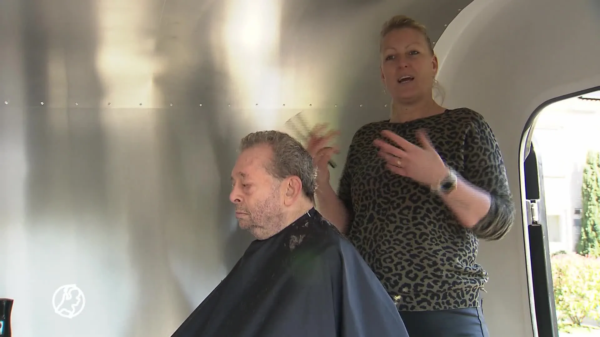 Loosdrechtse Mariska bouwt foodtruck om tot rijdende kapsalon