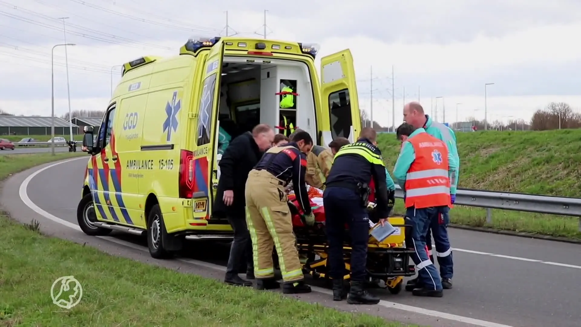 Automobilisten redden man uit auto te water