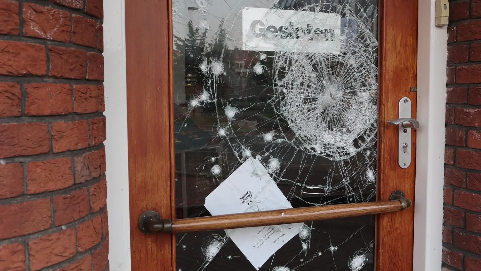 Overal schade op plein Den Bosch na explosie bij slagerij: 'Een wonder dat er geen gewonden zijn gevallen'