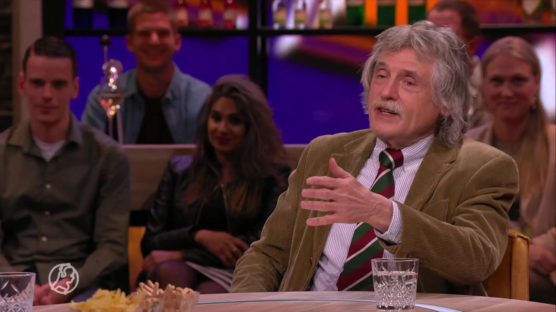 Johan Derksen penetreert bewusteloze vrouw met kaars