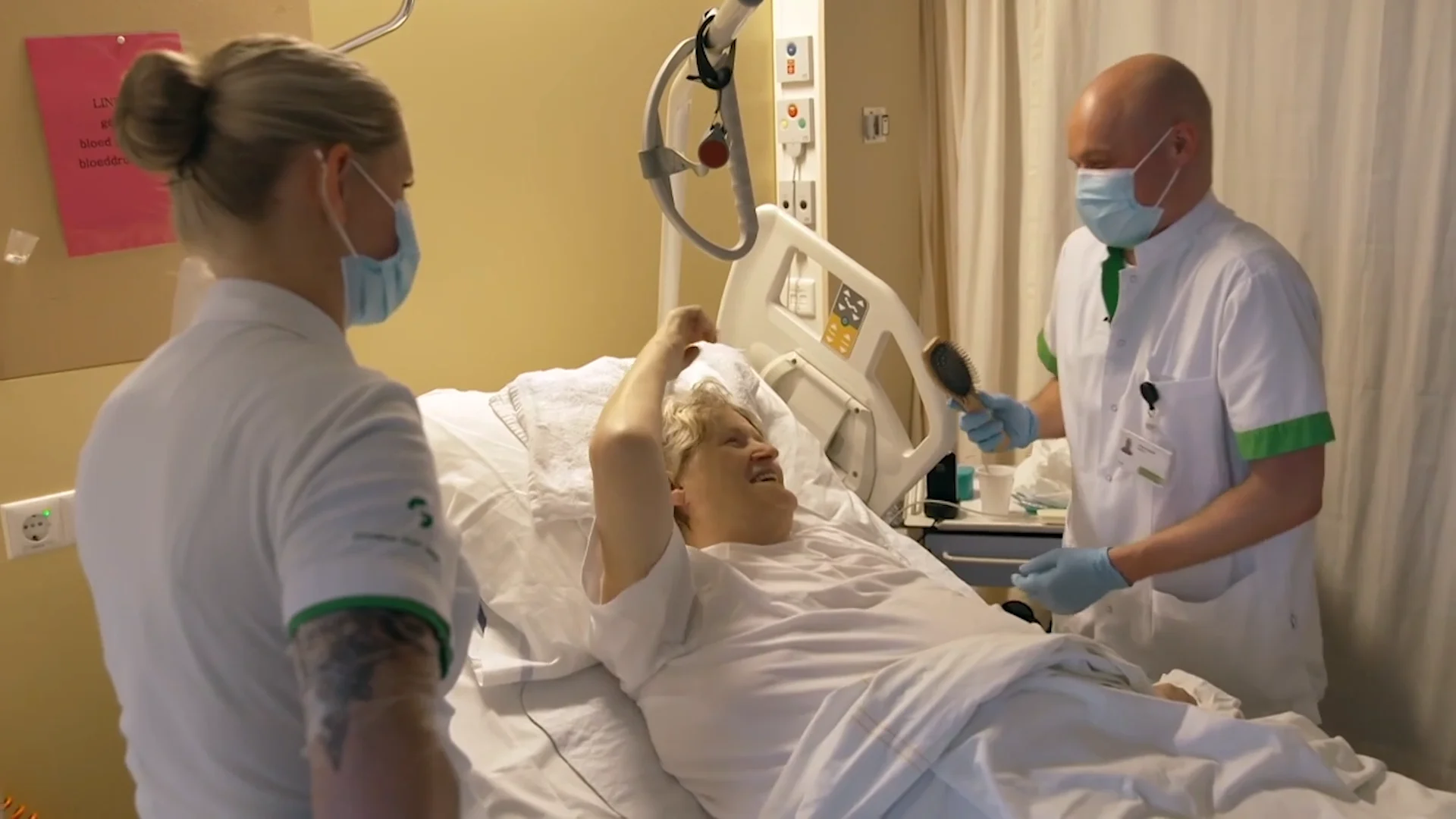 De haren van de patiënten worden helemaal in model gebracht!