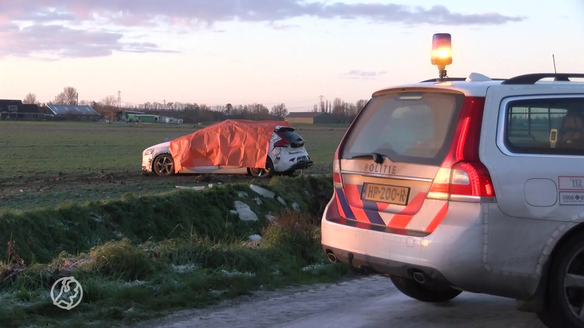 Auto belandt op kop in Zeeuwse sloot, inzittende overleden