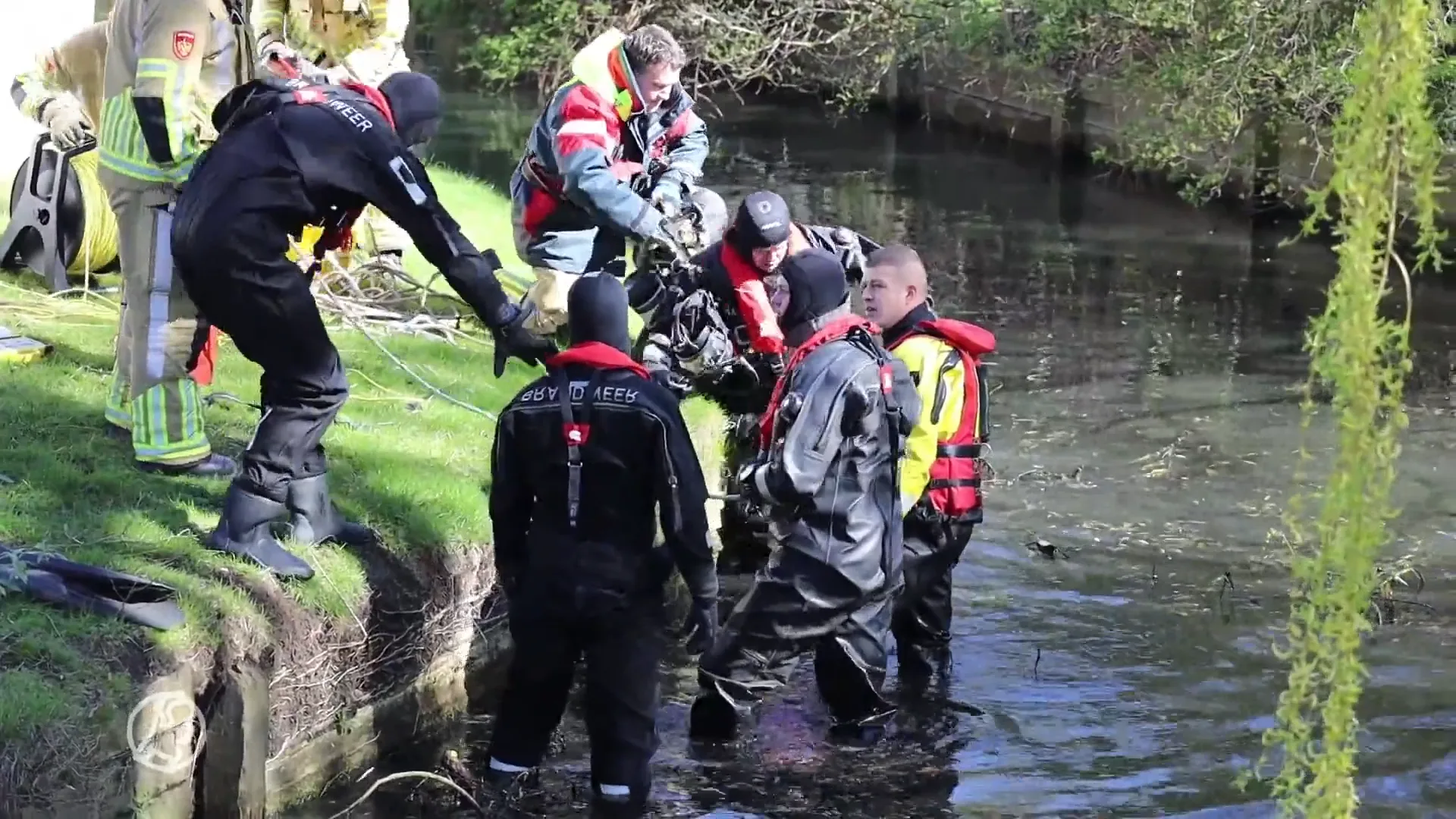 Jong kind komt in sloot terecht in Huizen, zwaargewond naar ziekenhuis