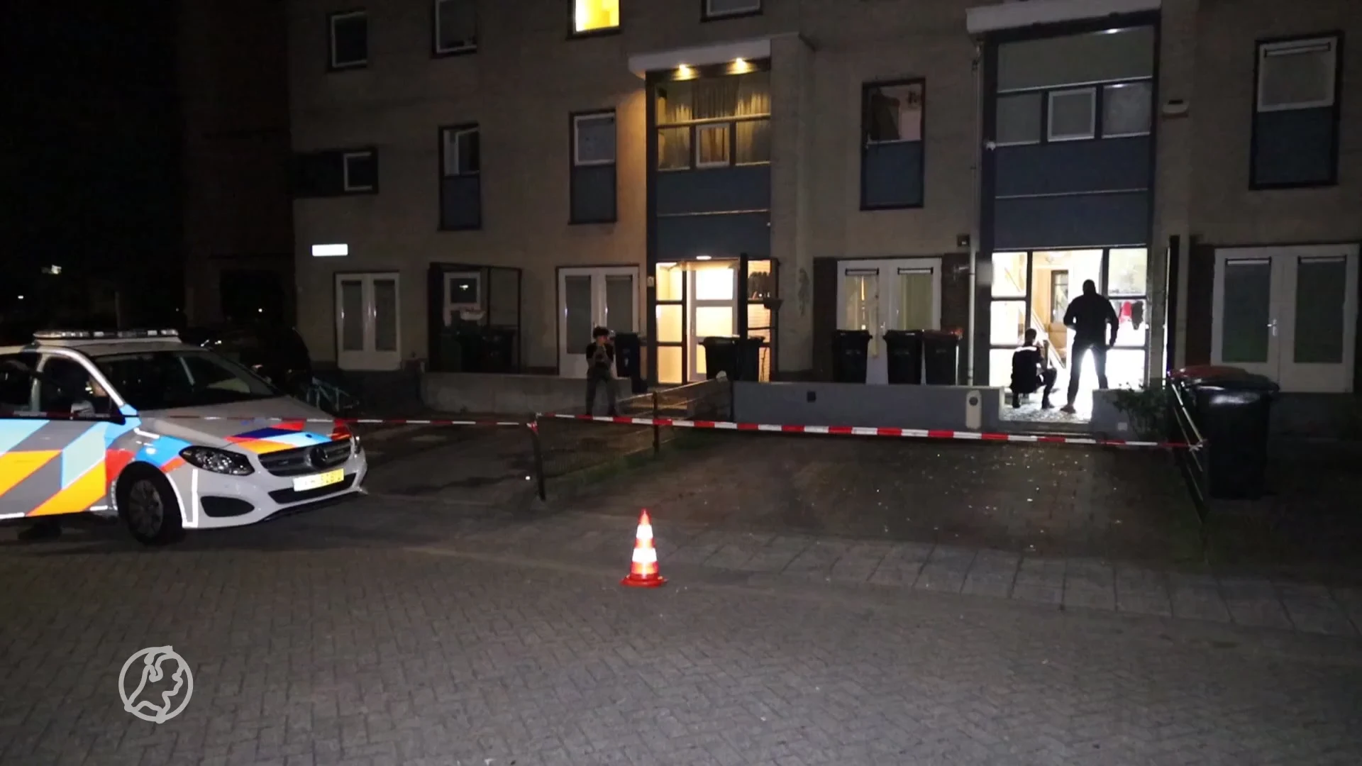 Explosie bij voordeur woning Almere, ramen uit kozijnen geblazen