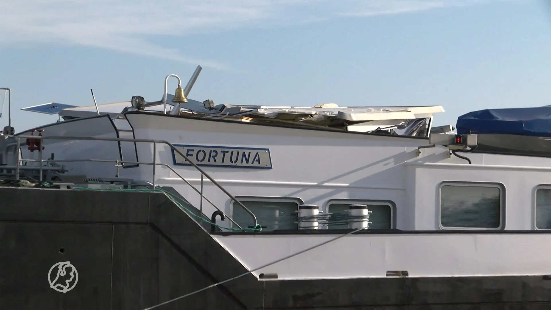 Schip knalt tegen brug in Sluiskil en verliest stuurhut