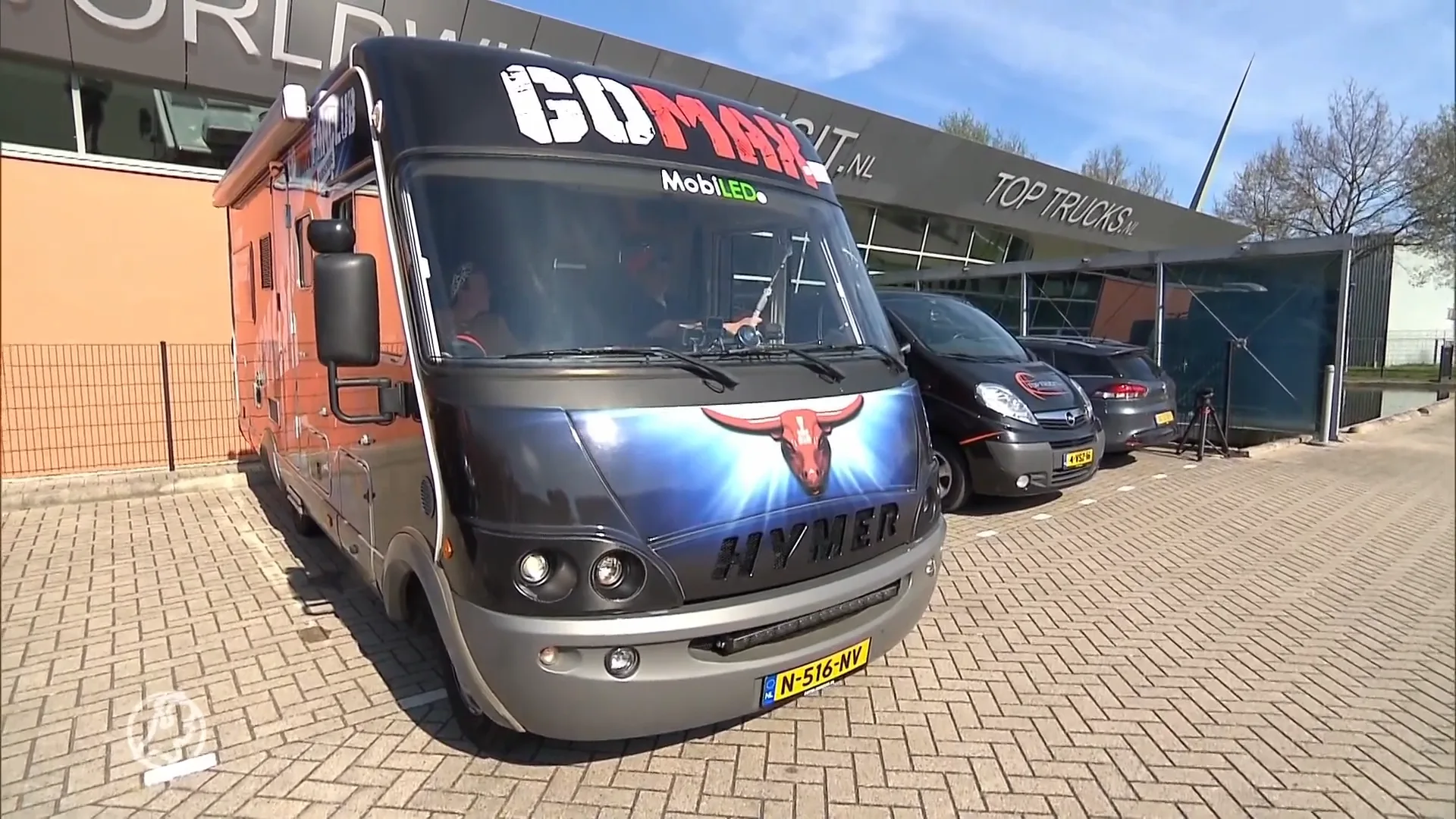 Formule 1: Superfan Bas rijdt met zijn GOMAX-camper door Europa om bij alle races te zijn