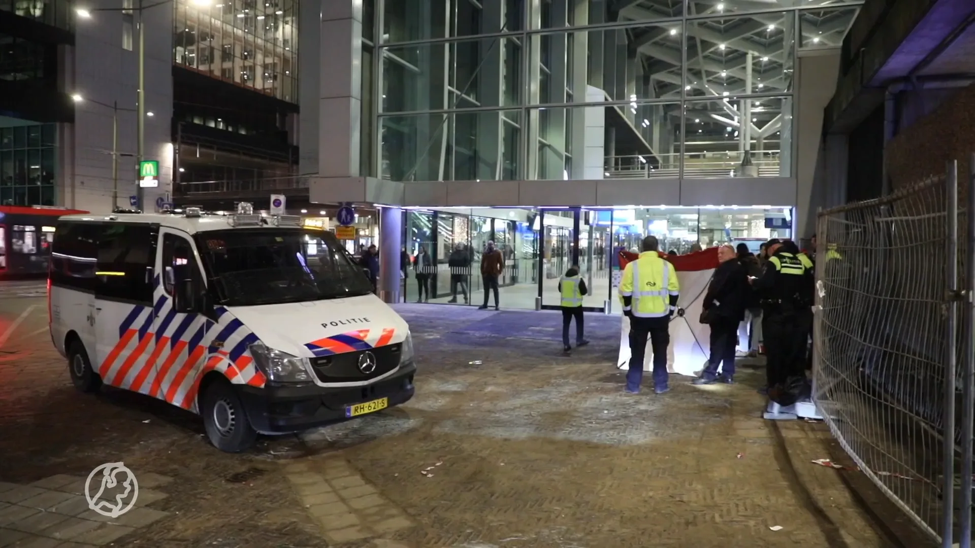 Man in trein en op station om seksuele geaardheid toegetakeld door groep jongeren