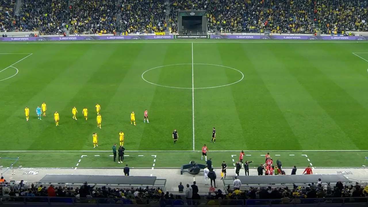 Maccabi Tel Aviv - PSV tijdelijk stilgelegd nadat PSV'ers vanaf de tribune worden bekogeld met voorwerpen