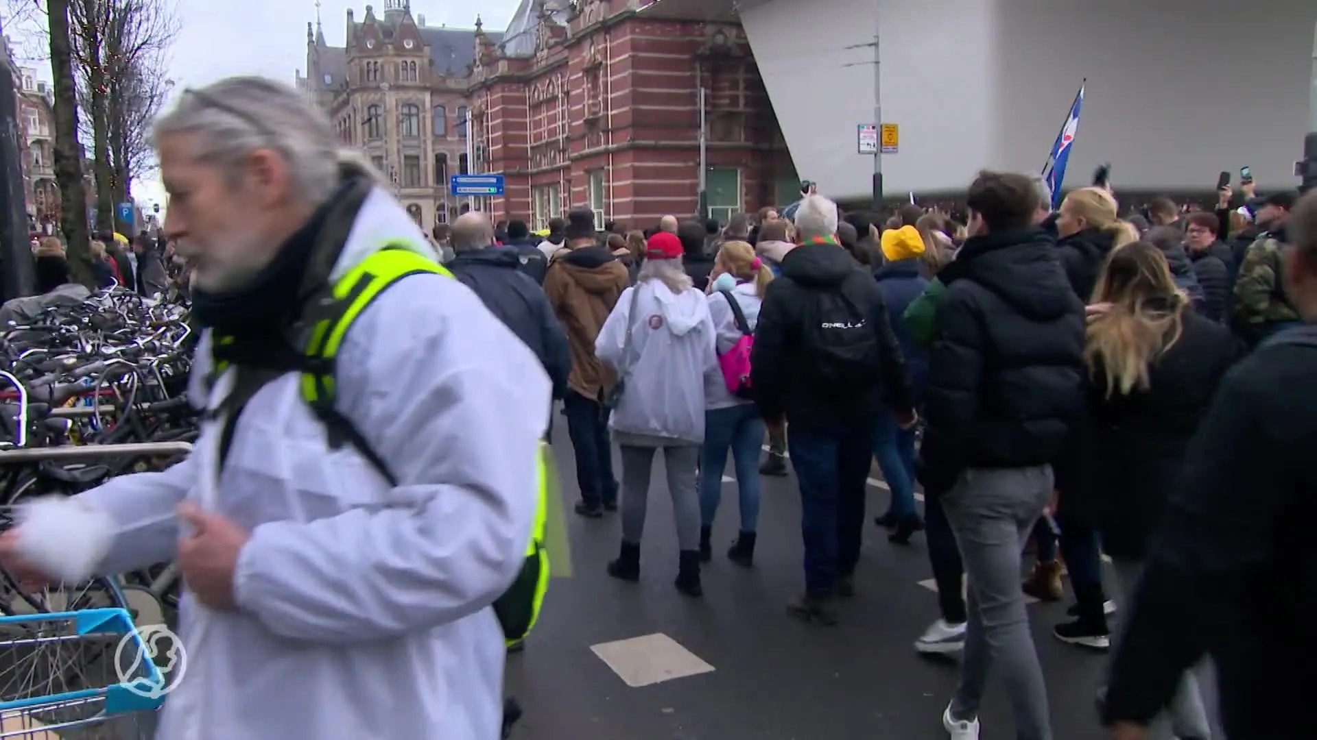 Dertig aanhoudingen bij demonstratie Museumplein, vier agenten gewond