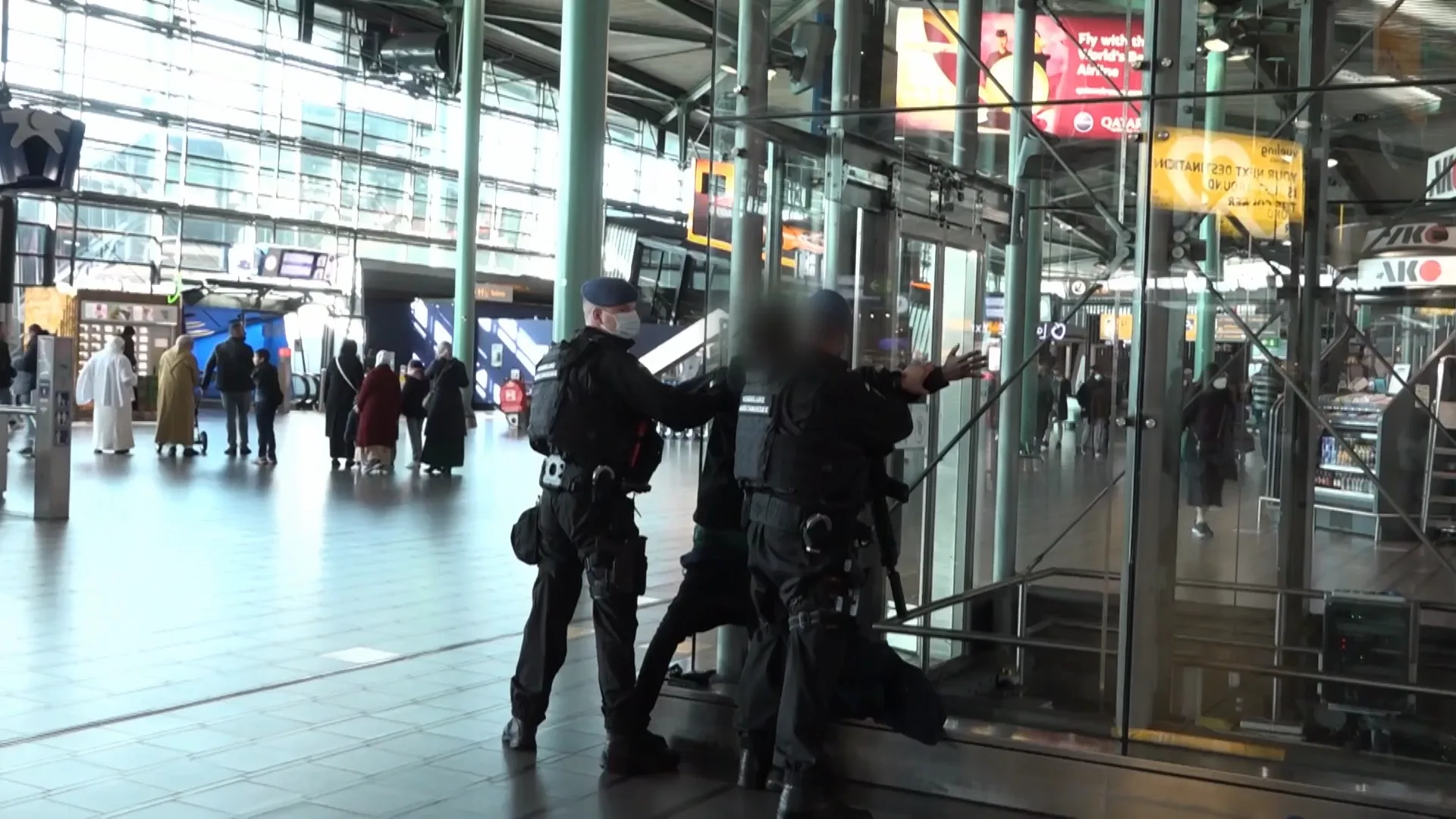 AANHOUDING voor DRAGEN mes op SCHIPHOL