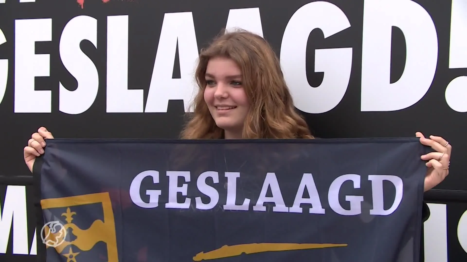 Partybus brengt leerlingen in Oud-Beijerland hun diploma: 'Ha...