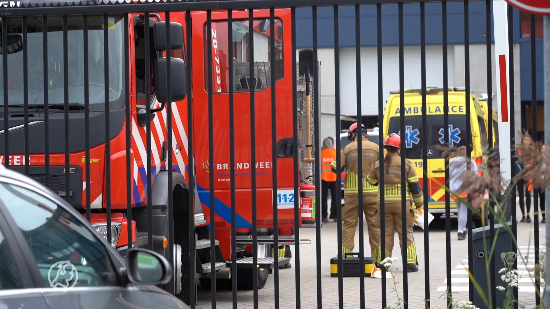 Vrouw geëlektriseerd tijdens werkzaamheden, meerdere ambulances ter plaatse