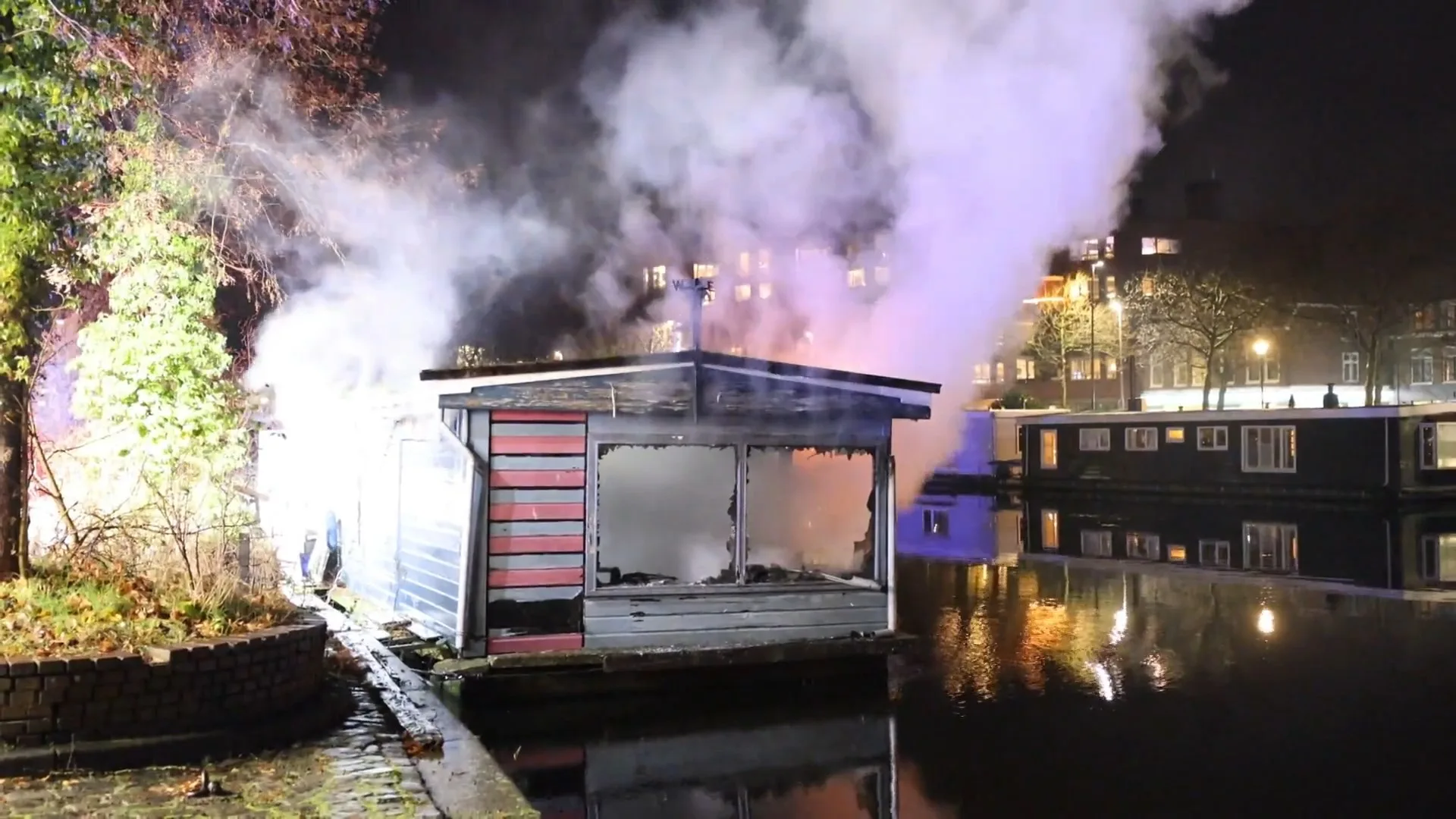 Omstanders redden bewoner van brandende woonboot Haarlem