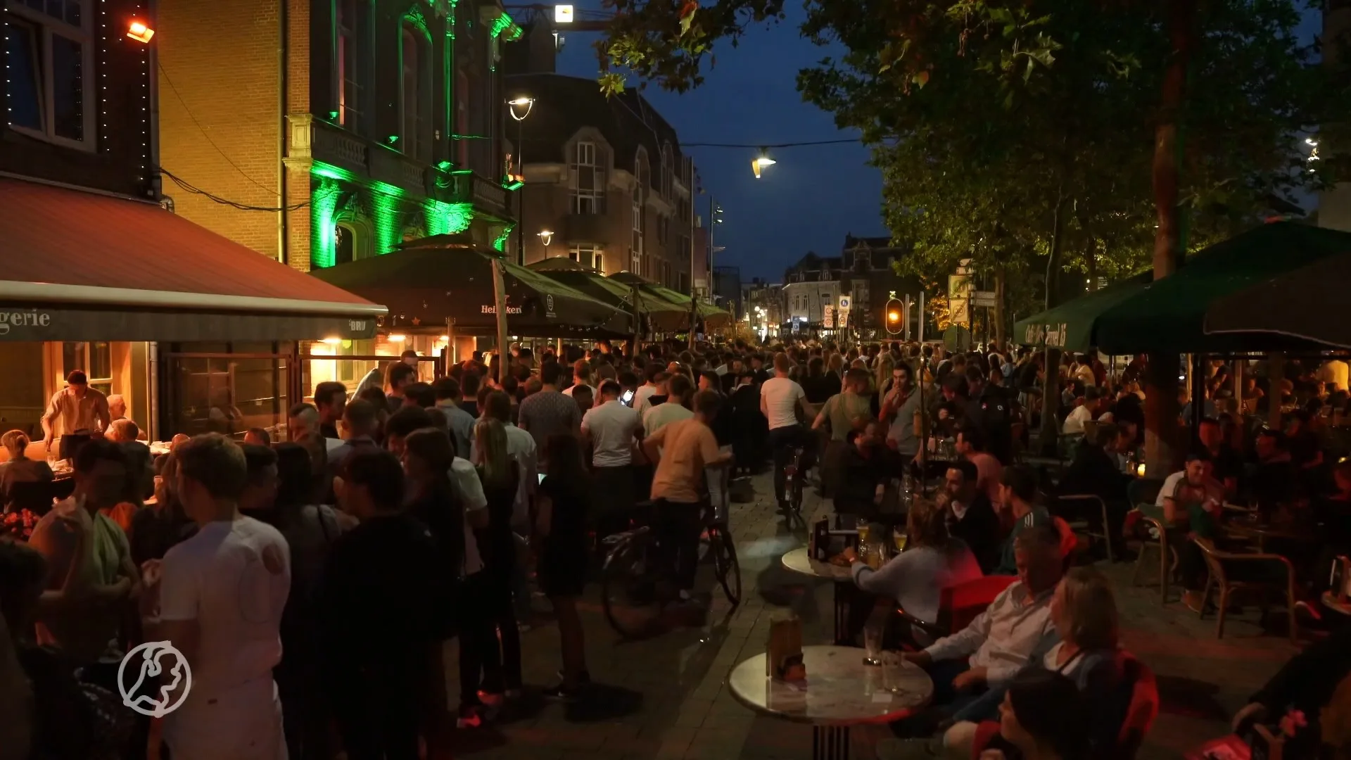 Politie grijpt in bij drukte en ongeregeldheden in binnenstad...