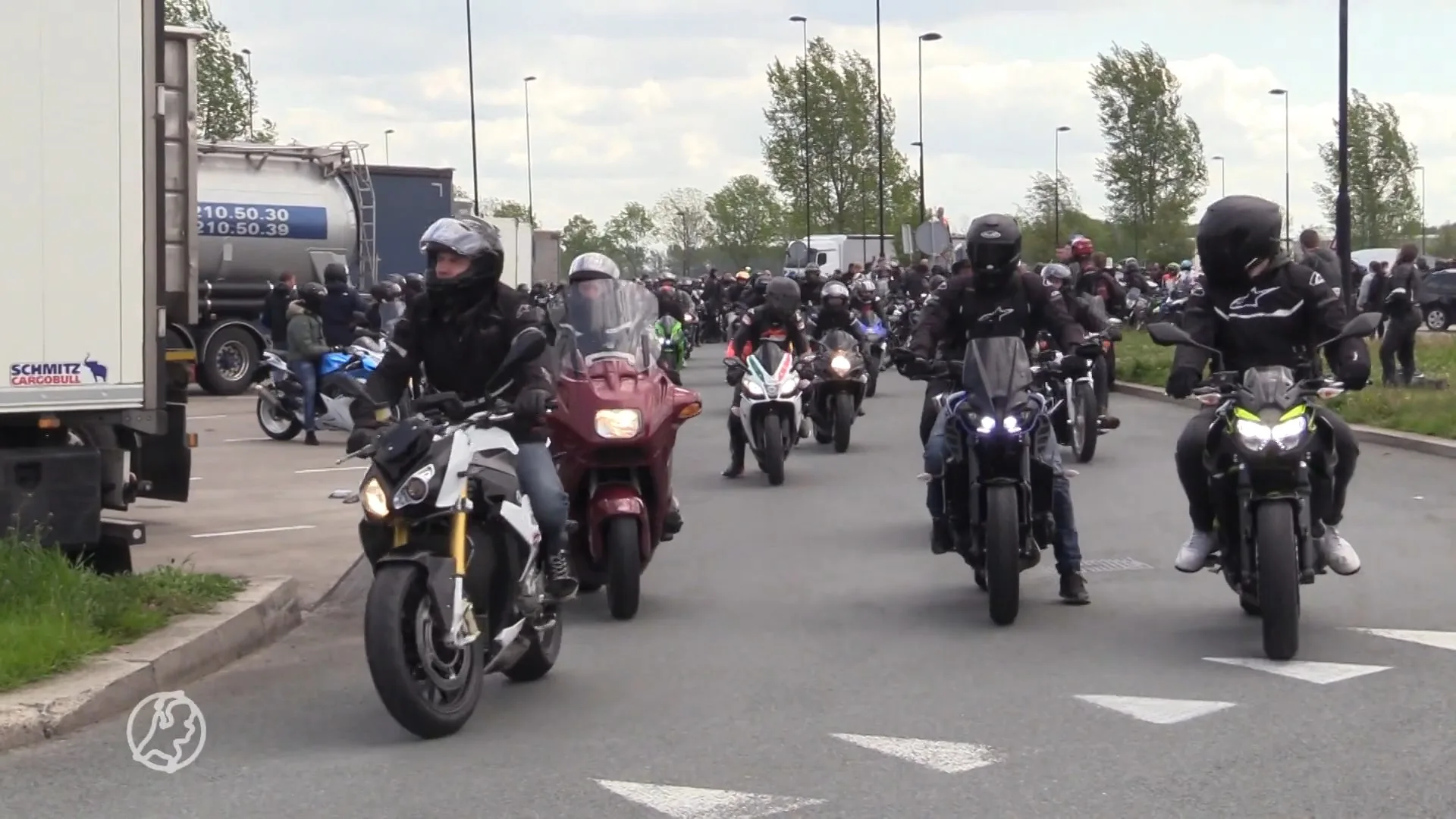 Duizenden motorrijders bijeen, politie sluit parkeerplaats na...