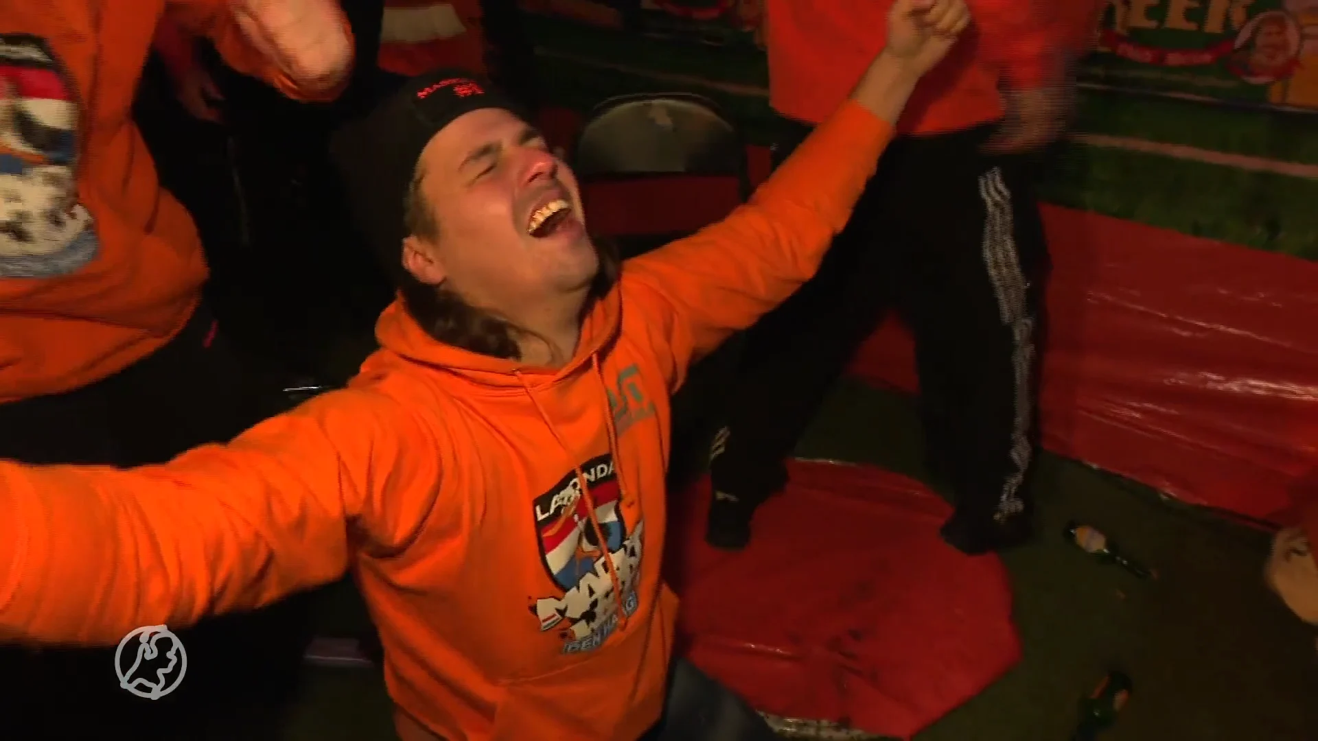 Oranjestraat in Den Haag ontploft na gelijkmaker van Weghorst in laatste tellen