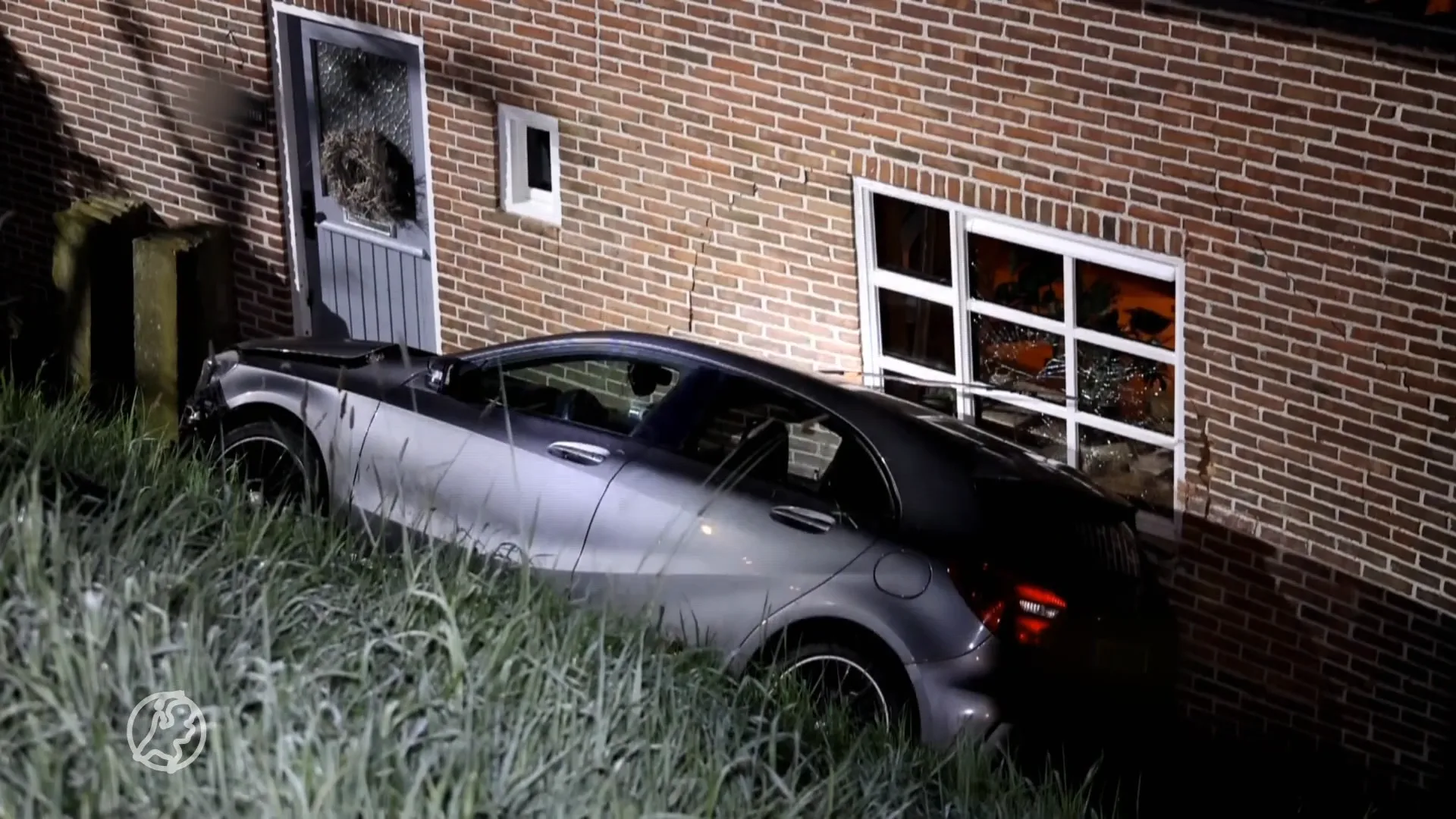 Auto vliegt vijf meter van dijk af en knalt tegen woning in Giessen