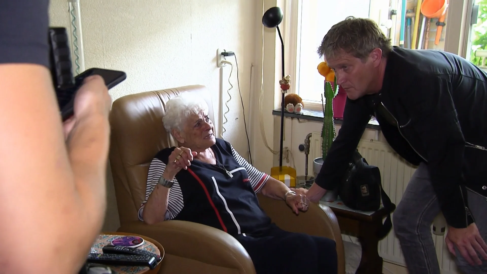 Huishoudhulp David BESTEELT bejaarde man voor 15K en wordt OPGEPAKT