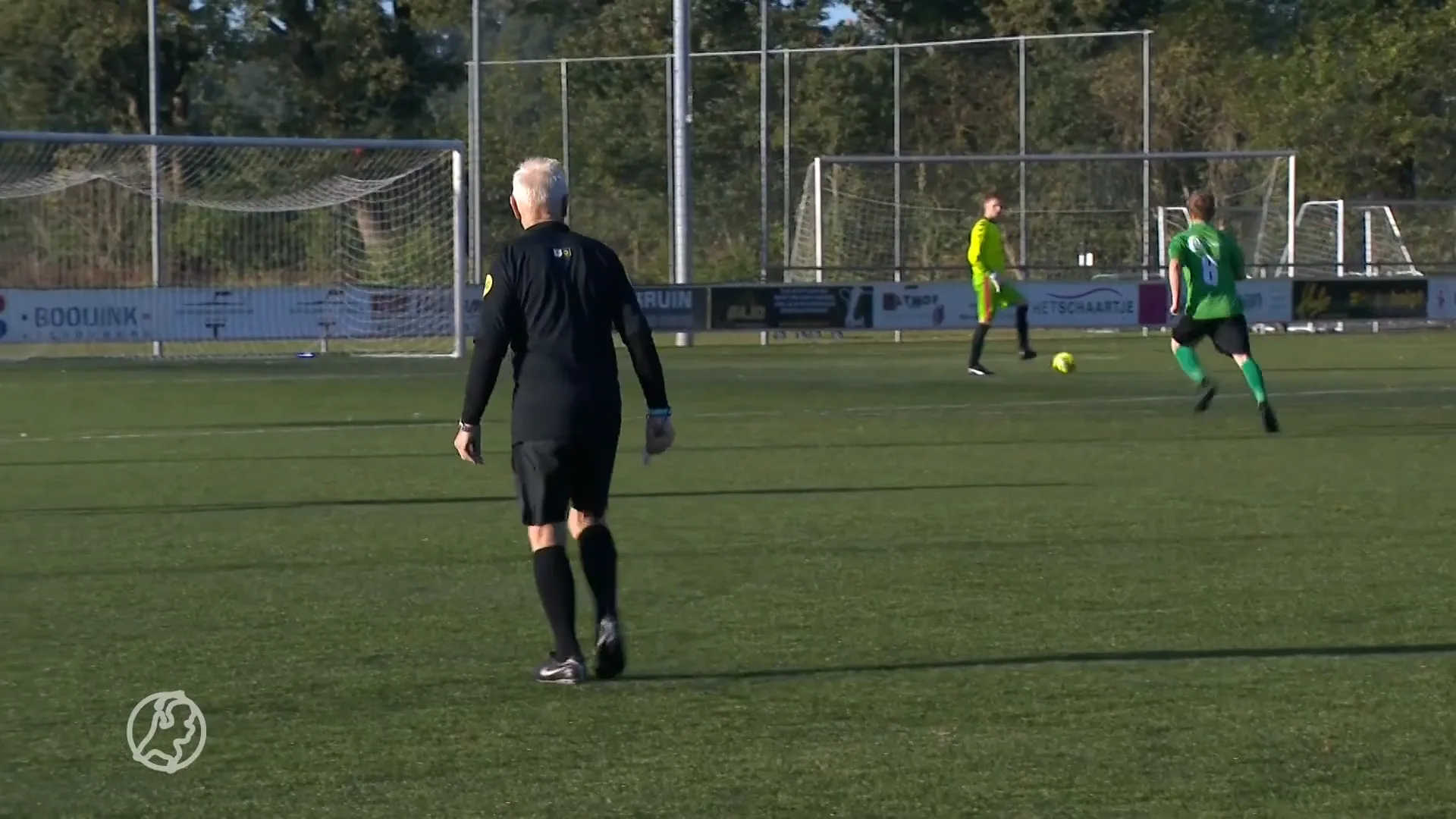 Duo-scheidsrechters als oplossing voor tekort aan arbiters: Leo en Willie fluiten ieder op eigen helft