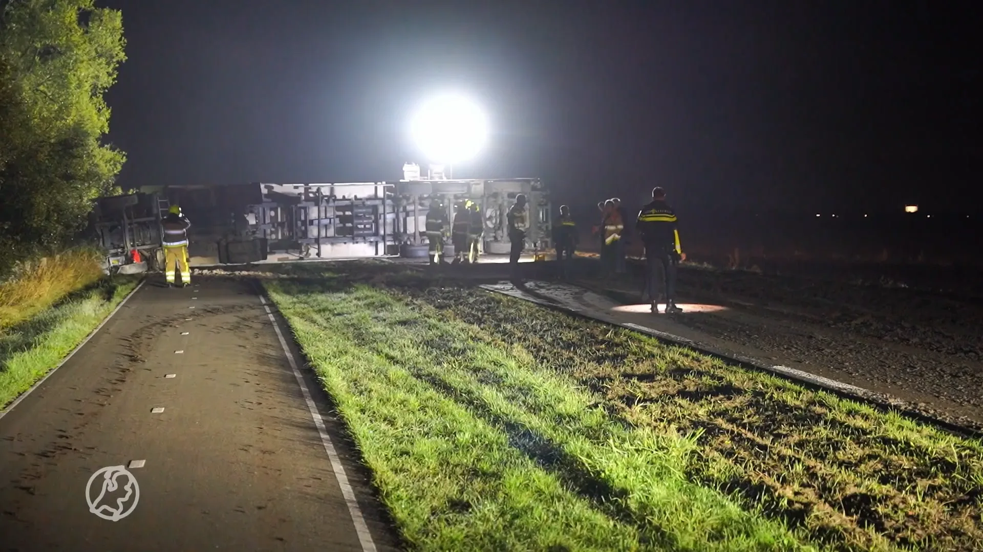 Vrachtwagen vol met brood voor Voedselbank kantelt op N840 bij Kekerdom