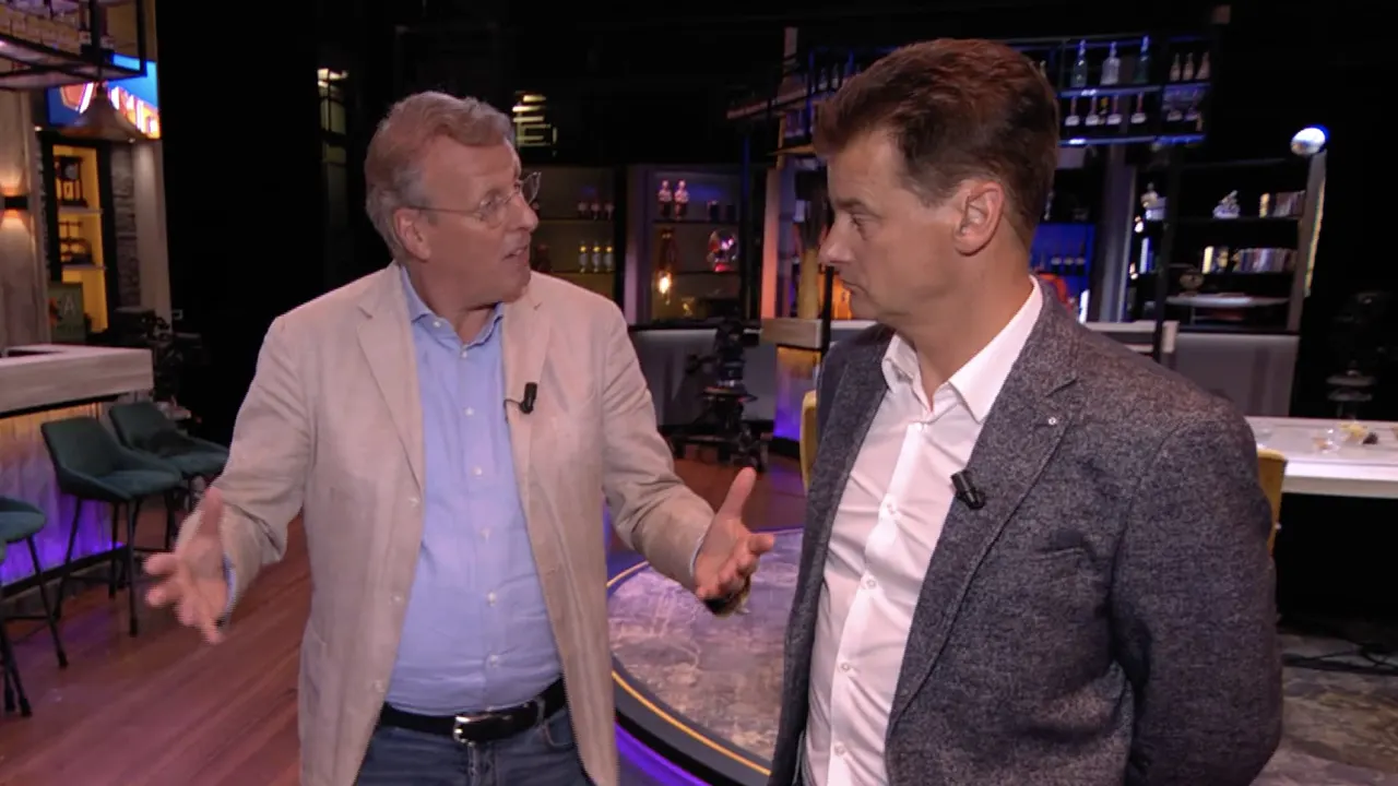 Chris Woerts met de allerlaatste nieuwtjes In de Wandelgangen