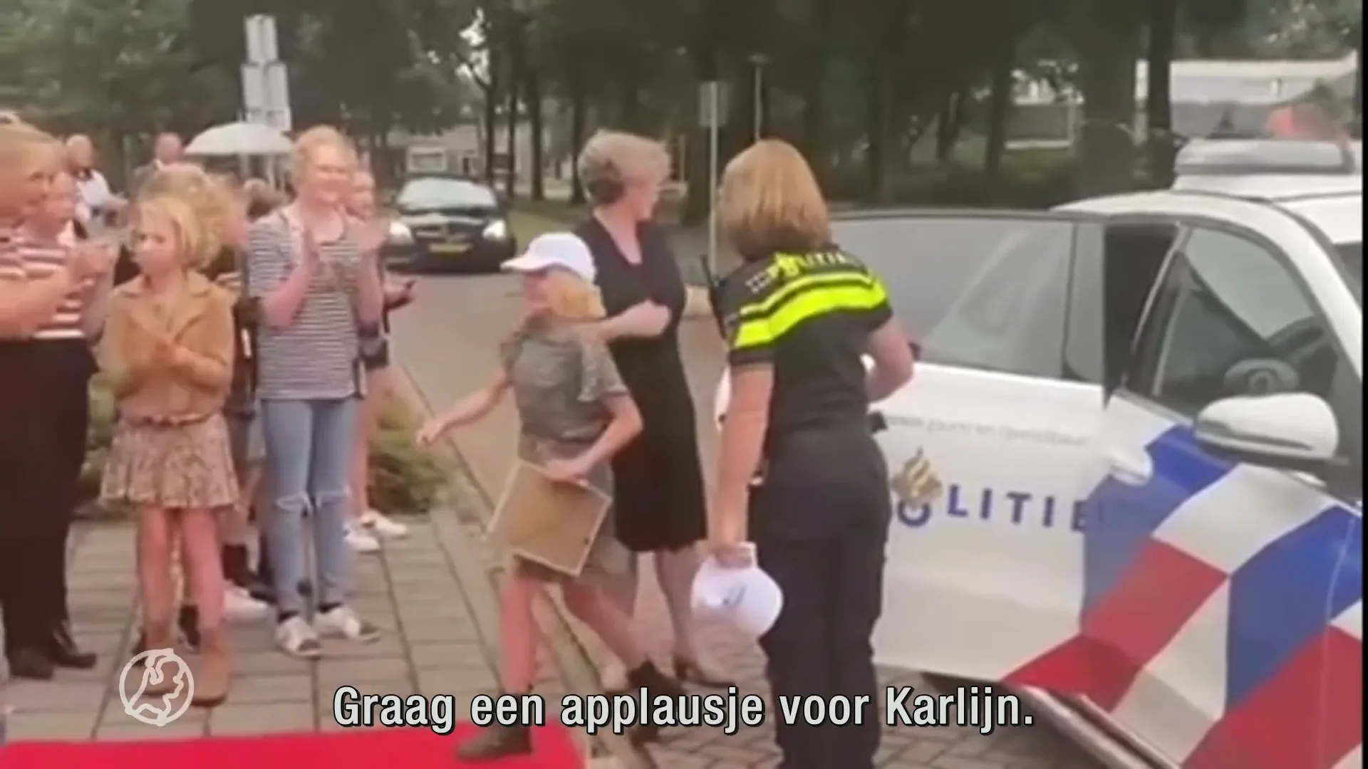 Met loeiende sirenes naar de schoolmusical: wijkagenten bezorgen Karlijn (13) dag van haar leven